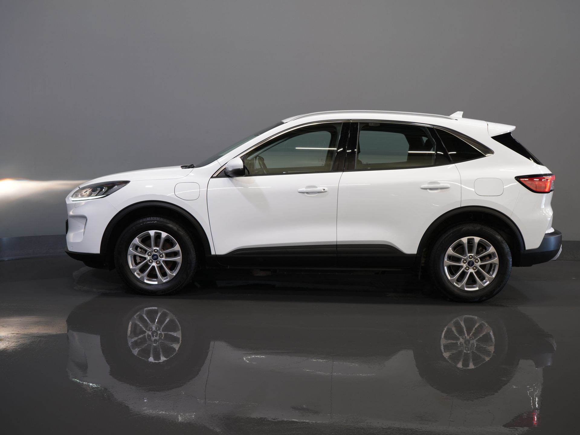 Ford Kuga SUV 2.5 PHEV 225 pk Titanium Navi/ Carplay/ Stoelverw./ Stuurverw./ Camera/ PDC/ Climate 9