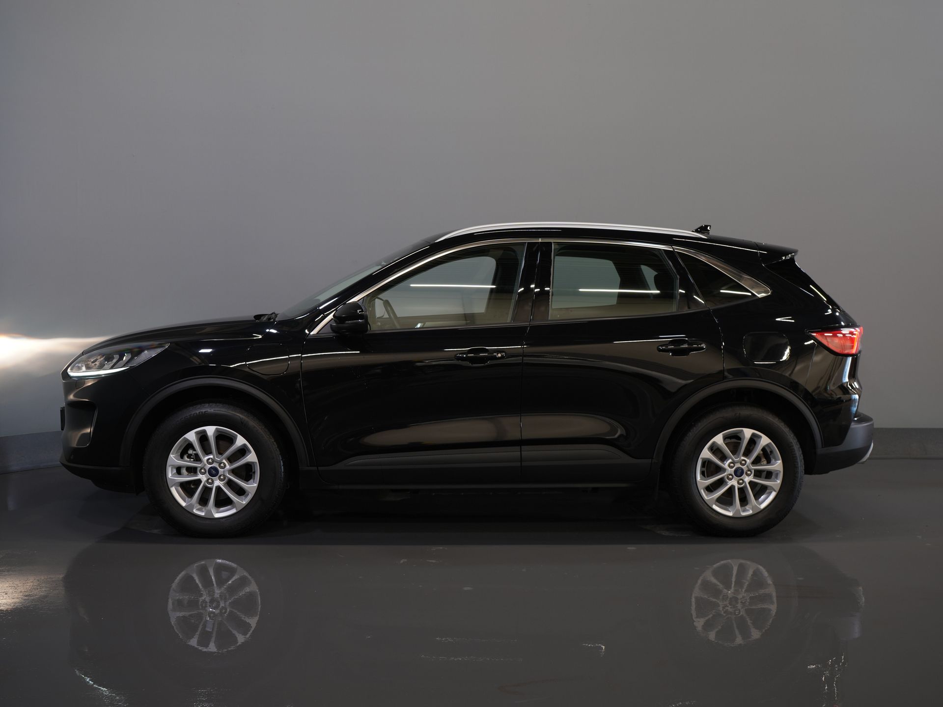 Ford Kuga SUV 2.5 PHEV 225 pk Titanium Navi/ Carplay/ Stoelverw./ Stuurverw./ Camera/ PDC/ Climate 9