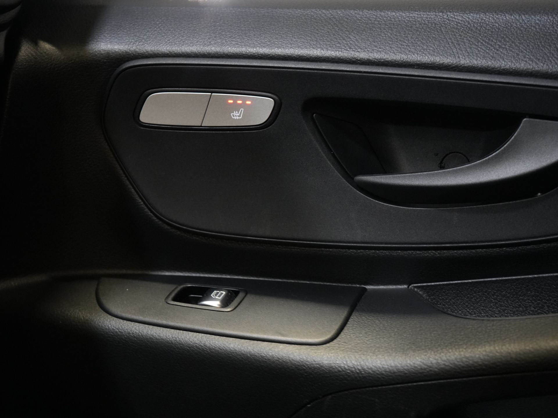 Mercedes-Benz Vito Bestelbus 119 CDI Aut. L3 LED/ 2.5t Trekverm./ 270Gr.Deuren/ Stoelverw./ Carplay/ Camera/ Trekhaak/ Cruise/ PDC/ DAB 18