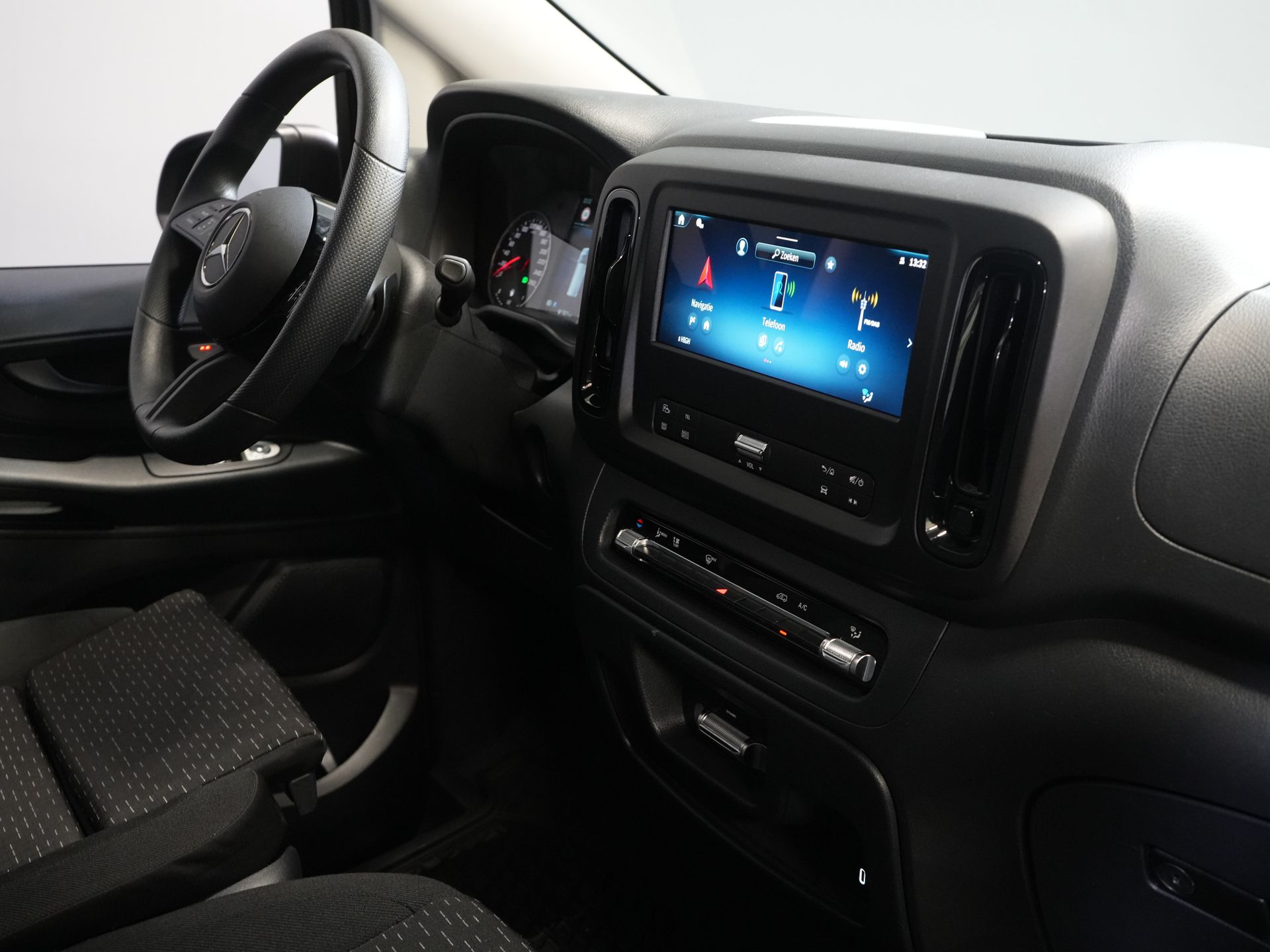 Mercedes-Benz Vito Bestelbus 119 CDI Aut. L2 LED/ 2.5t Trekverm./ 270Gr.Deuren/ Stoelverw./ Carplay/ Camera/ Trekhaak/ Cruise/ PDC/ DAB 2