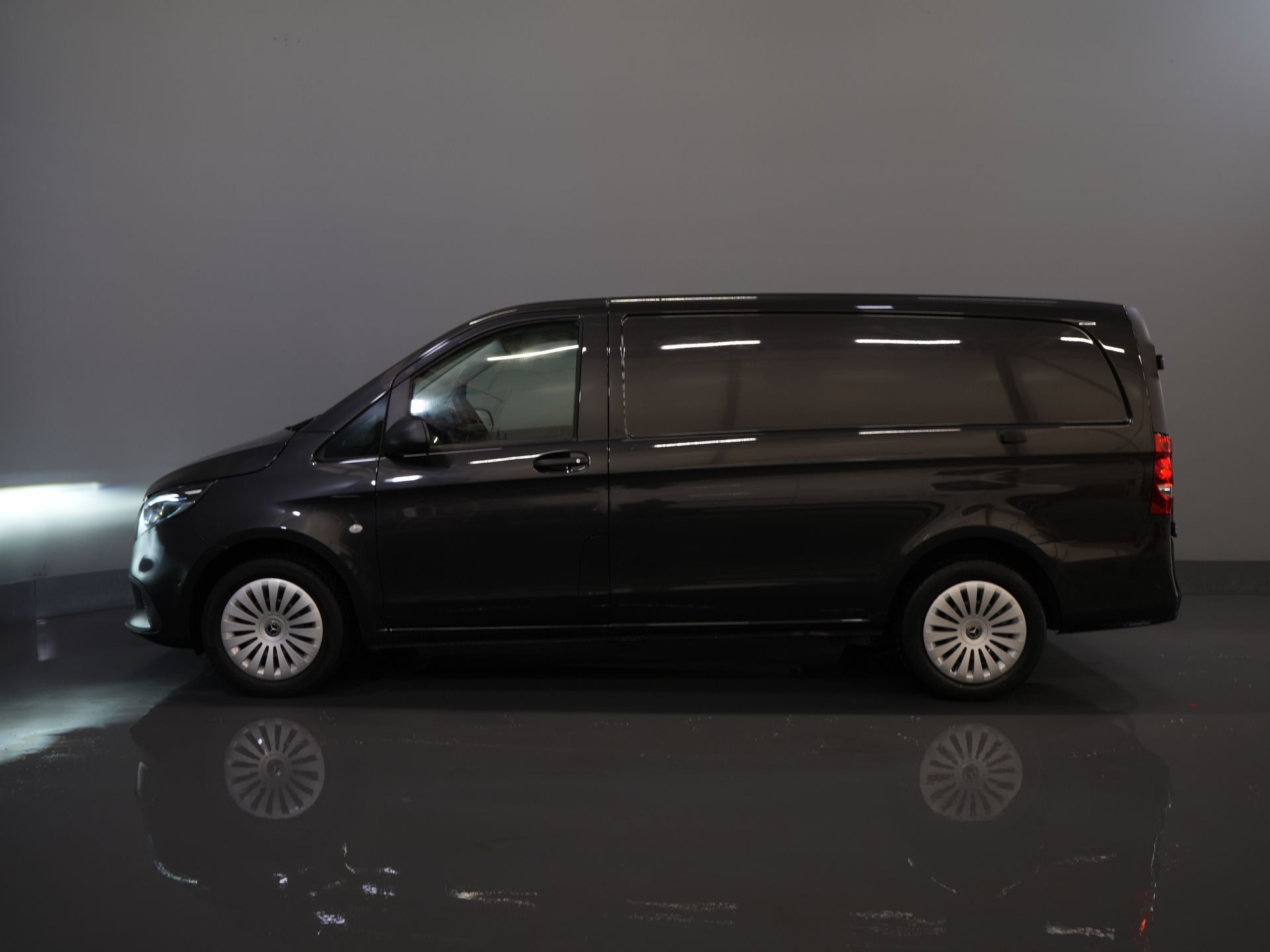 Mercedes-Benz Vito Bestelbus 119 CDI Aut. L2 LED/ 2.5t Trekverm./ 270Gr.Deuren/ Stoelverw./ Carplay/ Camera/ Trekhaak/ Cruise/ PDC/ DAB 9