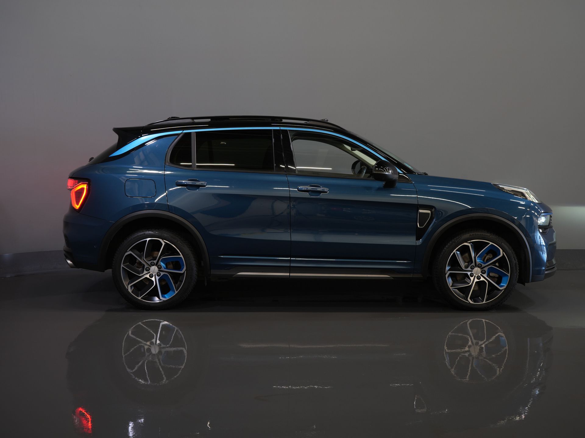 Lynk & Co 01 SUV Pano/ LED/ Adapt.Cruise/ Elek.klep/ Mem.Stoel/ Keyless/ Carplay/ Navi/ Stoelverw./ Climate/ 20'' LMV 10