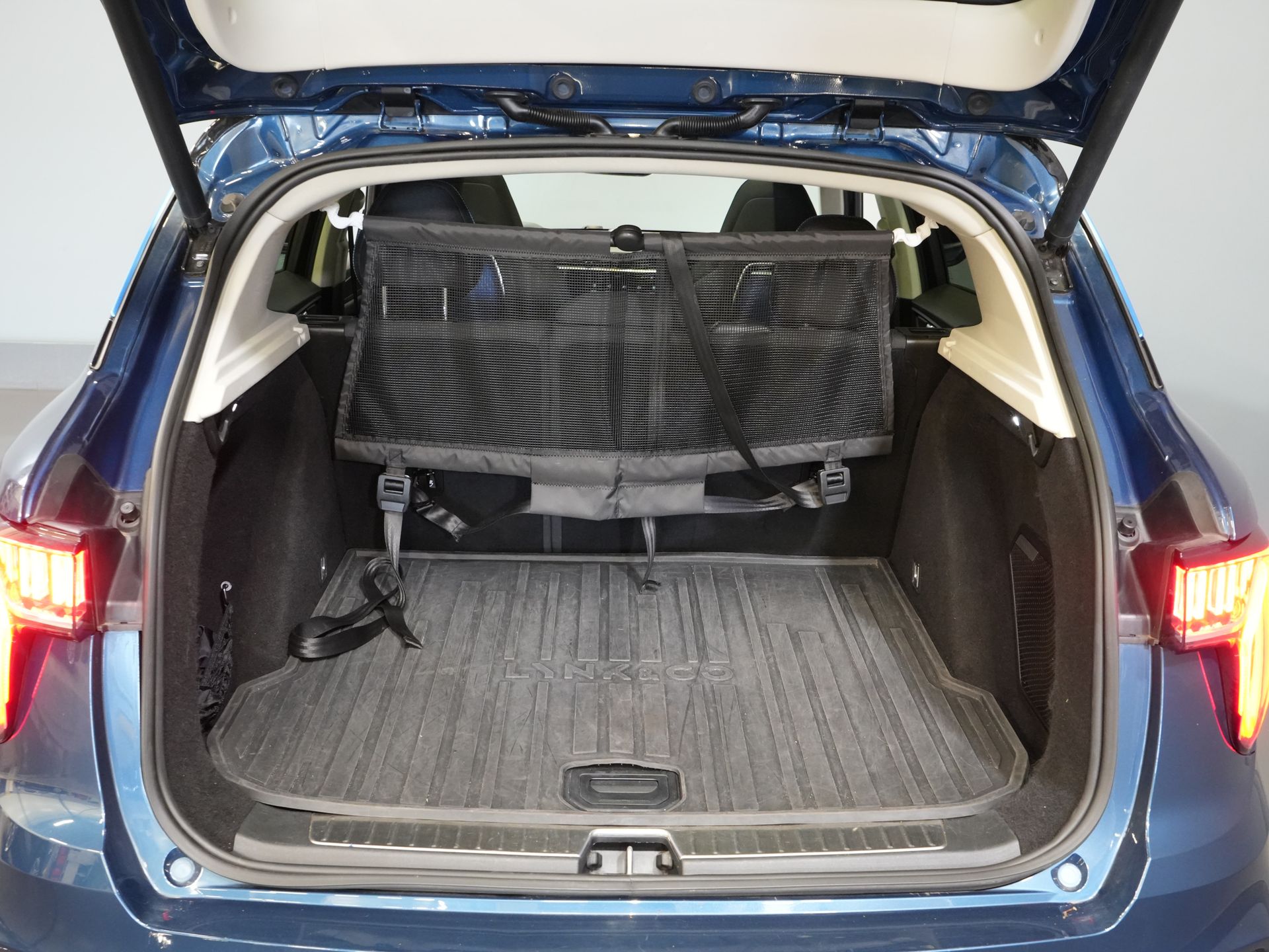 Lynk & Co 01 SUV Pano/ LED/ Adapt.Cruise/ Elek.klep/ Mem.Stoel/ Keyless/ Carplay/ Navi/ Stoelverw./ Climate/ 20'' LMV 14