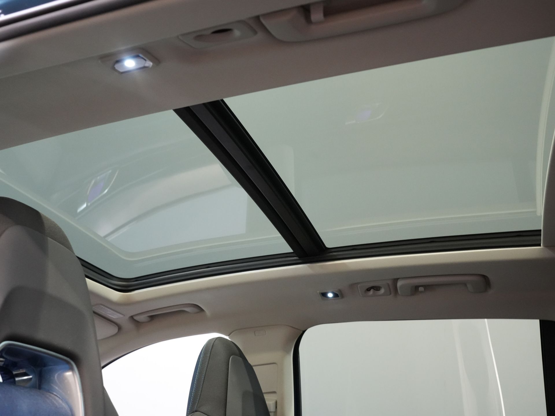 Lynk & Co 01 SUV Pano/ LED/ Adapt.Cruise/ Elek.klep/ Mem.Stoel/ Keyless/ Carplay/ Navi/ Stoelverw./ Climate/ 20'' LMV 19