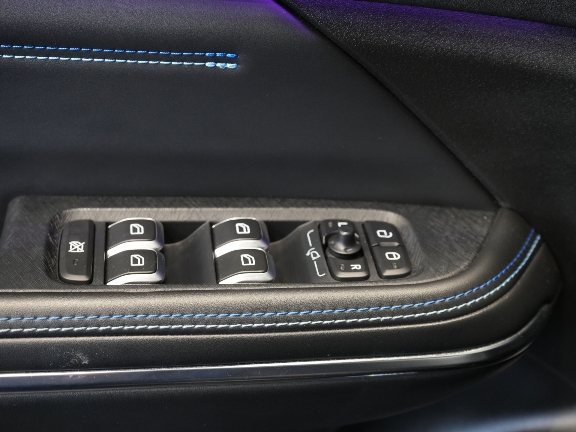 Lynk & Co 01 SUV Pano/ LED/ Adapt.Cruise/ Elek.klep/ Mem.Stoel/ Keyless/ Carplay/ Navi/ Stoelverw./ Climate/ 20'' LMV 21