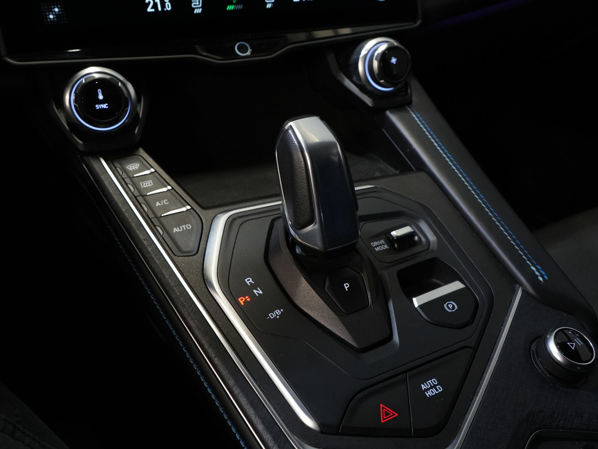 Lynk & Co 01 SUV Pano/ LED/ Adapt.Cruise/ Elek.klep/ Mem.Stoel/ Keyless/ Carplay/ Navi/ Stoelverw./ Climate/ 20'' LMV 25