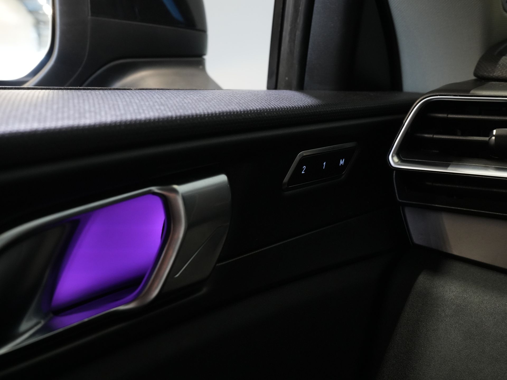 Lynk & Co 01 SUV Pano/ LED/ Adapt.Cruise/ Elek.klep/ Mem.Stoel/ Keyless/ Carplay/ Navi/ Stoelverw./ Climate/ 20'' LMV 32