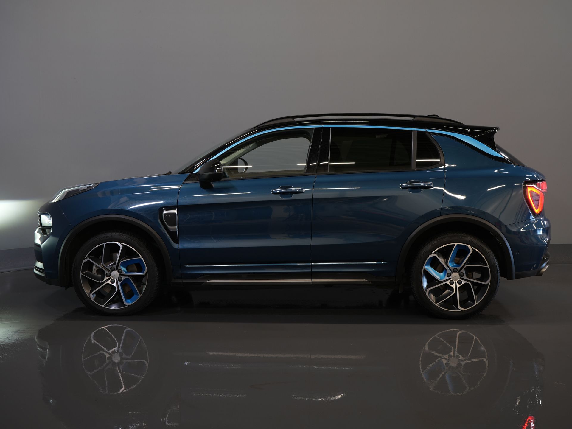 Lynk & Co 01 SUV Pano/ LED/ Adapt.Cruise/ Elek.klep/ Mem.Stoel/ Keyless/ Carplay/ Navi/ Stoelverw./ Climate/ 20'' LMV 9