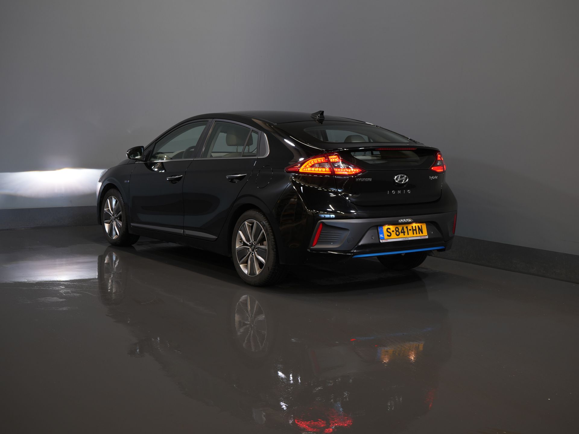 Hyundai IONIQ Hatchback 1.6 GDi Premium LED/ Adapt.Cruise/ Leder/ Stoelverw./ Stoelkoel./ Stuurverw./ Mem.Stoel/ CarPlay/ Navi/ Camera/ Climate 1