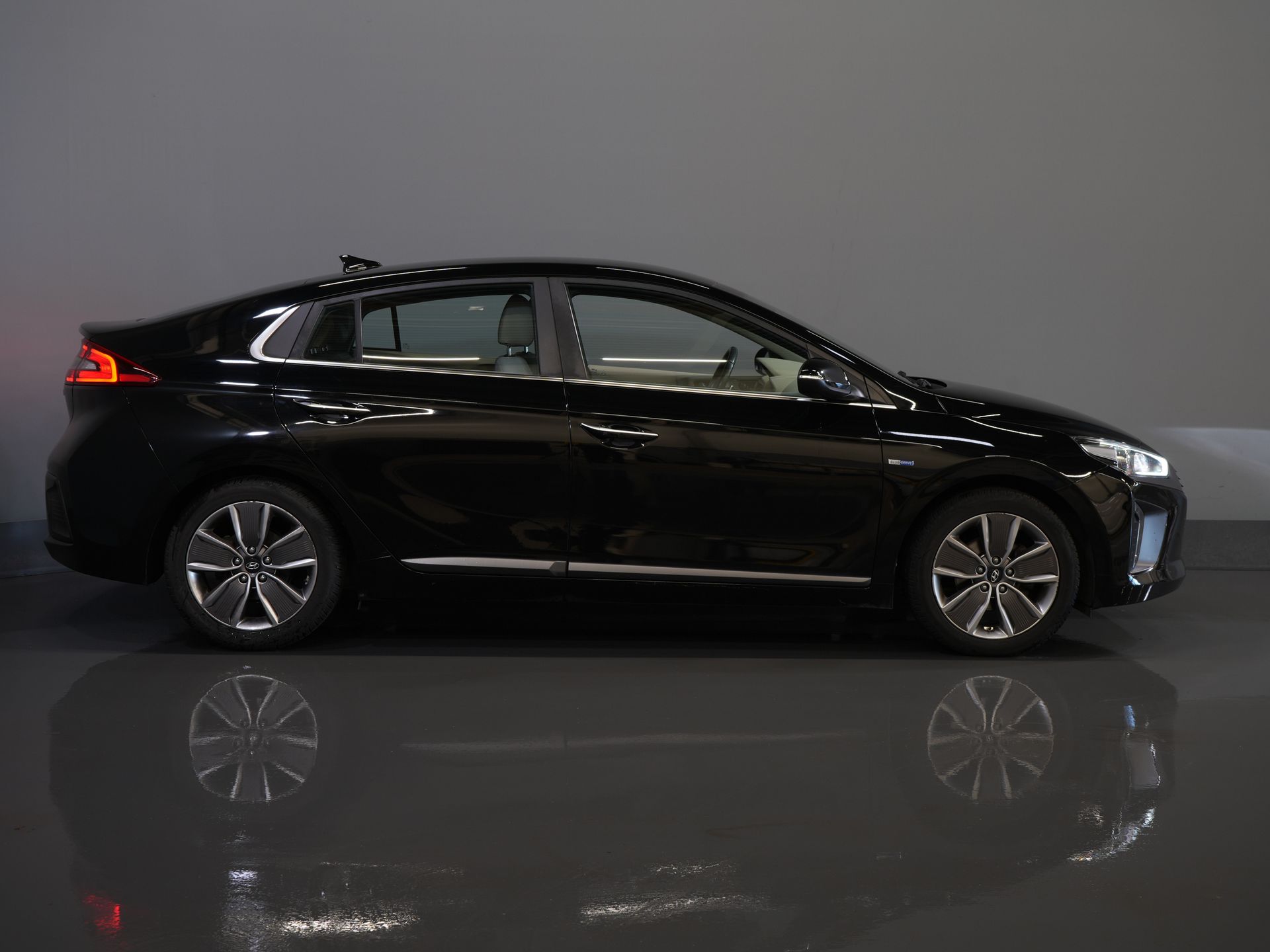 Hyundai IONIQ Hatchback 1.6 GDi Premium LED/ Adapt.Cruise/ Leder/ Stoelverw./ Stoelkoel./ Stuurverw./ Mem.Stoel/ CarPlay/ Navi/ Camera/ Climate 10