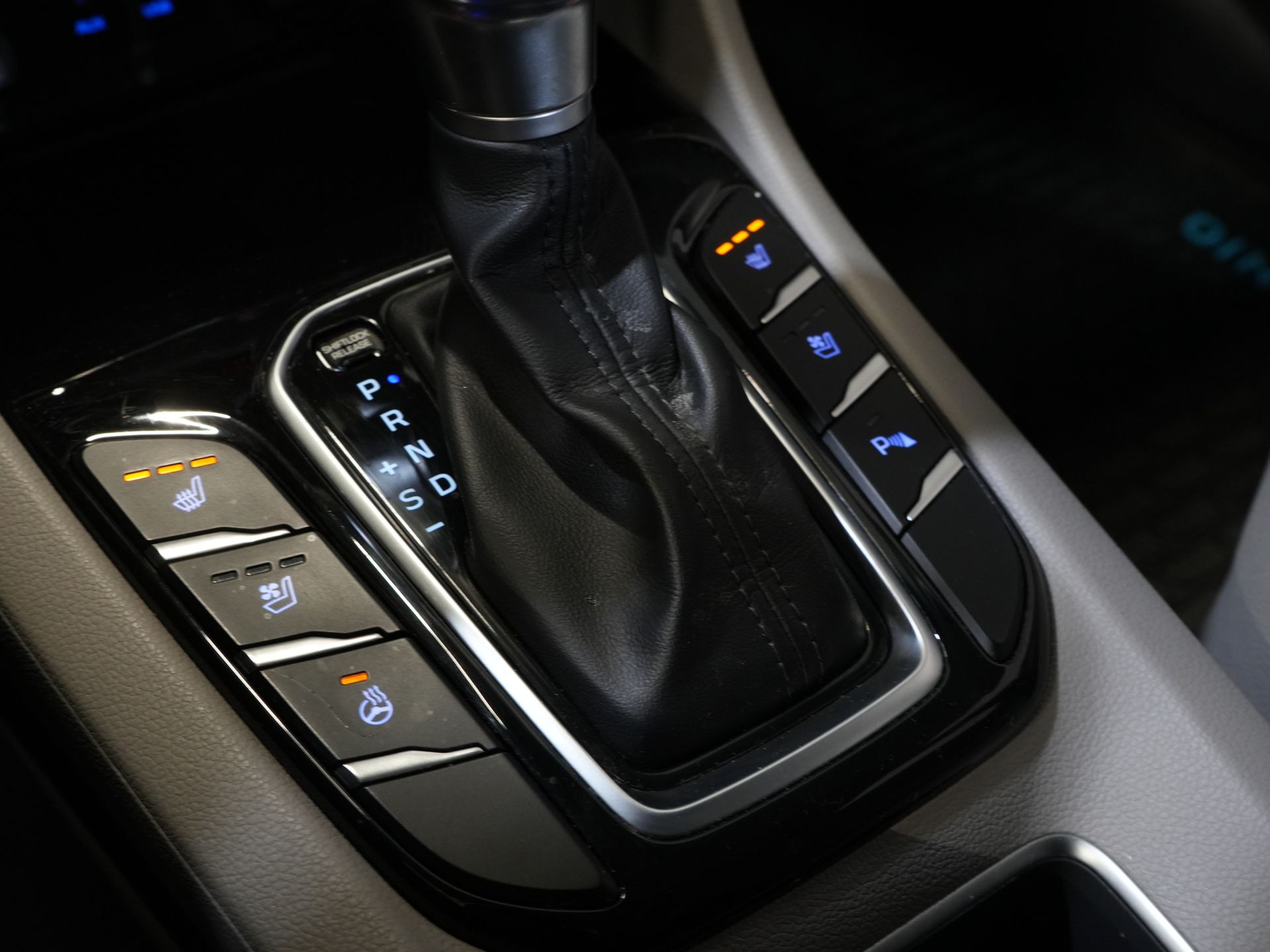 Hyundai IONIQ Hatchback 1.6 GDi Premium LED/ Adapt.Cruise/ Leder/ Stoelverw./ Stoelkoel./ Stuurverw./ Mem.Stoel/ CarPlay/ Navi/ Camera/ Climate 23