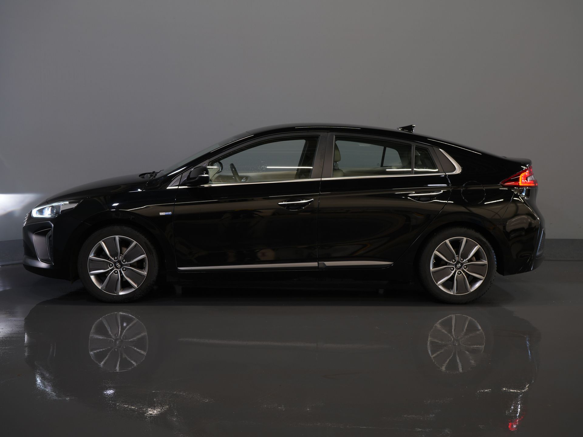 Hyundai IONIQ Hatchback 1.6 GDi Premium LED/ Adapt.Cruise/ Leder/ Stoelverw./ Stoelkoel./ Stuurverw./ Mem.Stoel/ CarPlay/ Navi/ Camera/ Climate 9