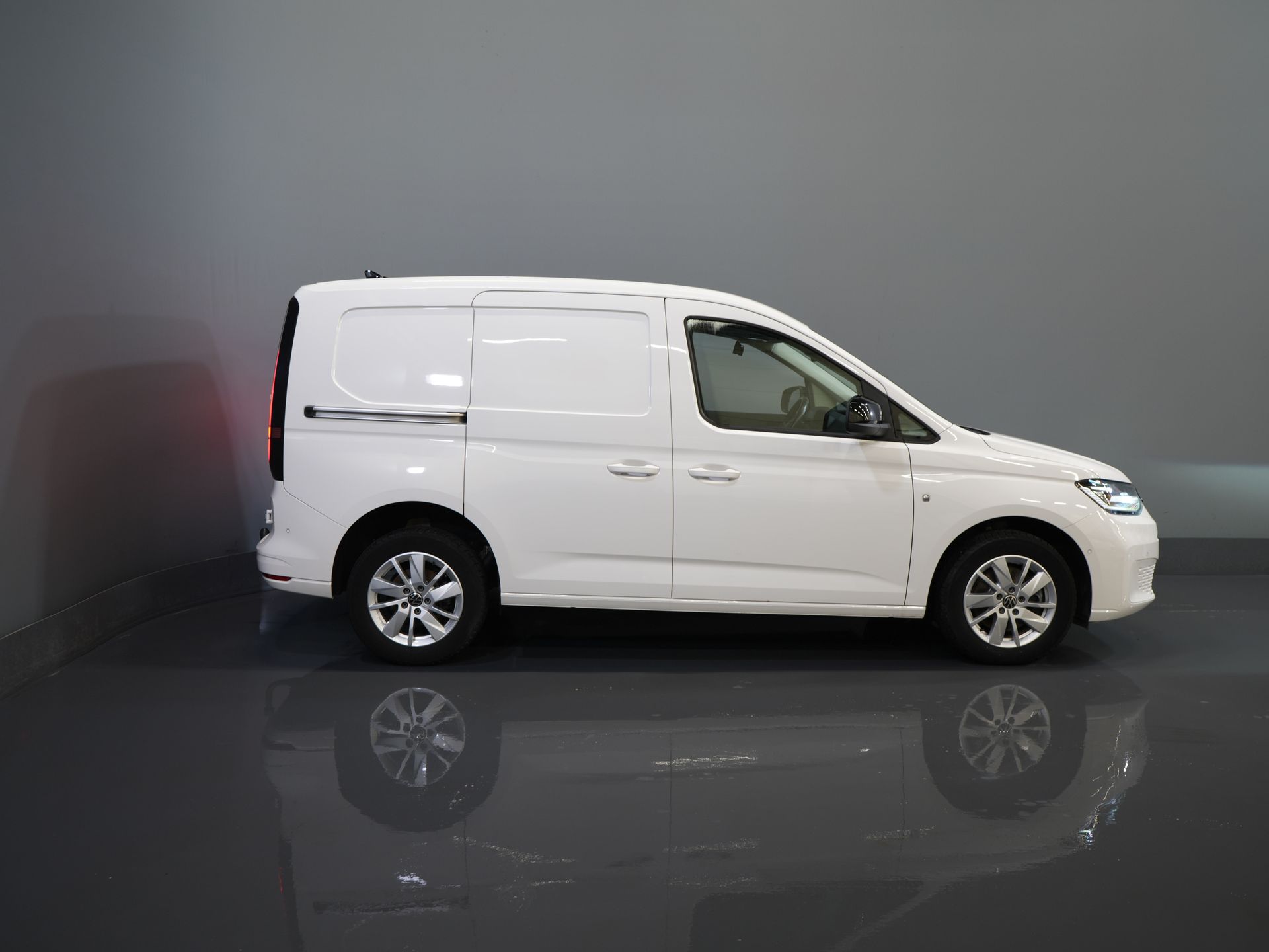 Volkswagen Caddy Cargo Bestelauto 2.0 TDI Aut. 125 PK 1st Edition/ Adapt. Cruise/ LED/ Standkachel/ Carplay/ LMV/ Trekhaak/ Camera/ PDC V+A/ 10