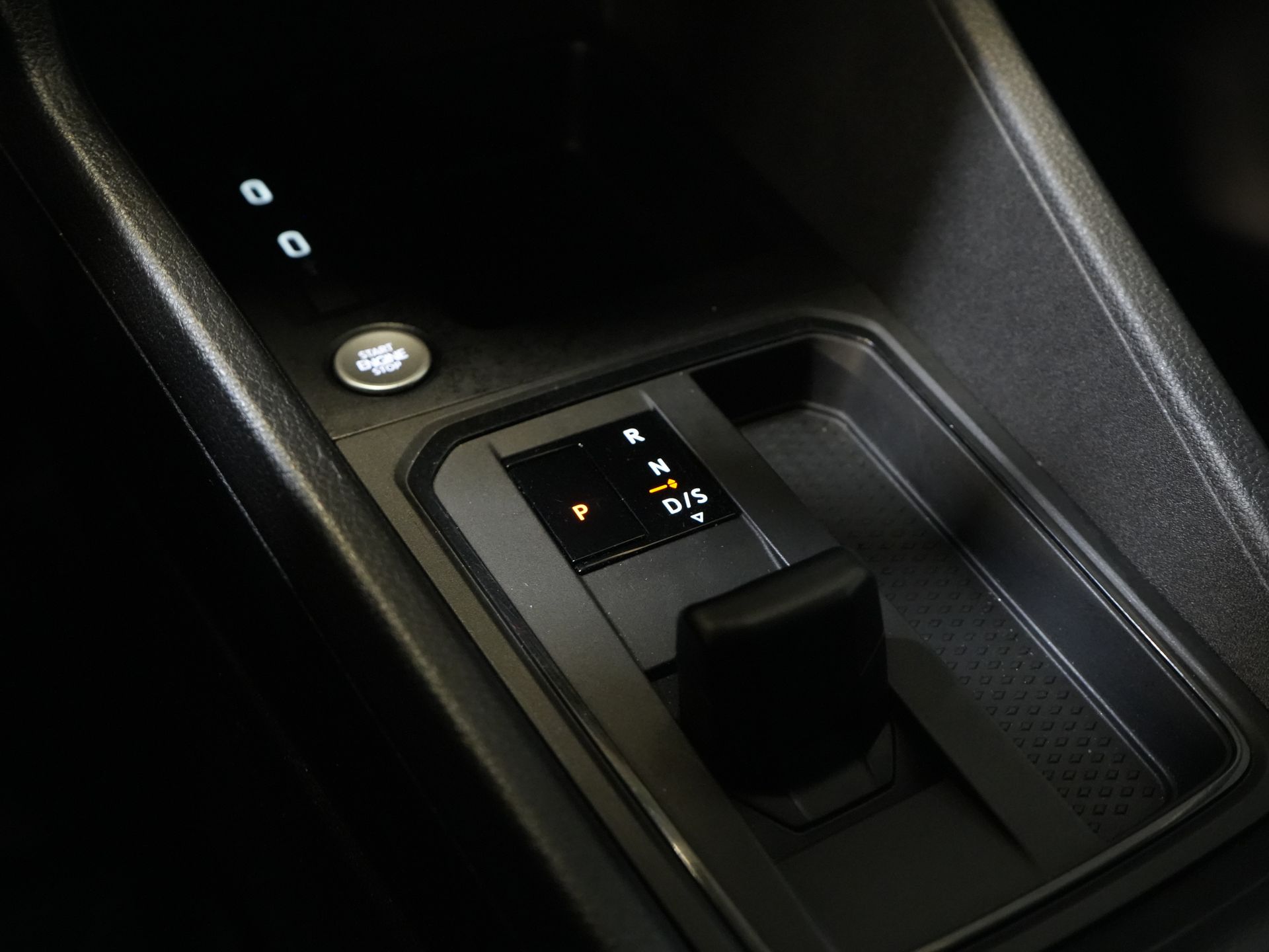 Volkswagen Caddy Cargo Bestelauto 2.0 TDI Aut. 125 PK 1st Edition/ Adapt. Cruise/ LED/ Standkachel/ Carplay/ LMV/ Trekhaak/ Camera/ PDC V+A/ 20