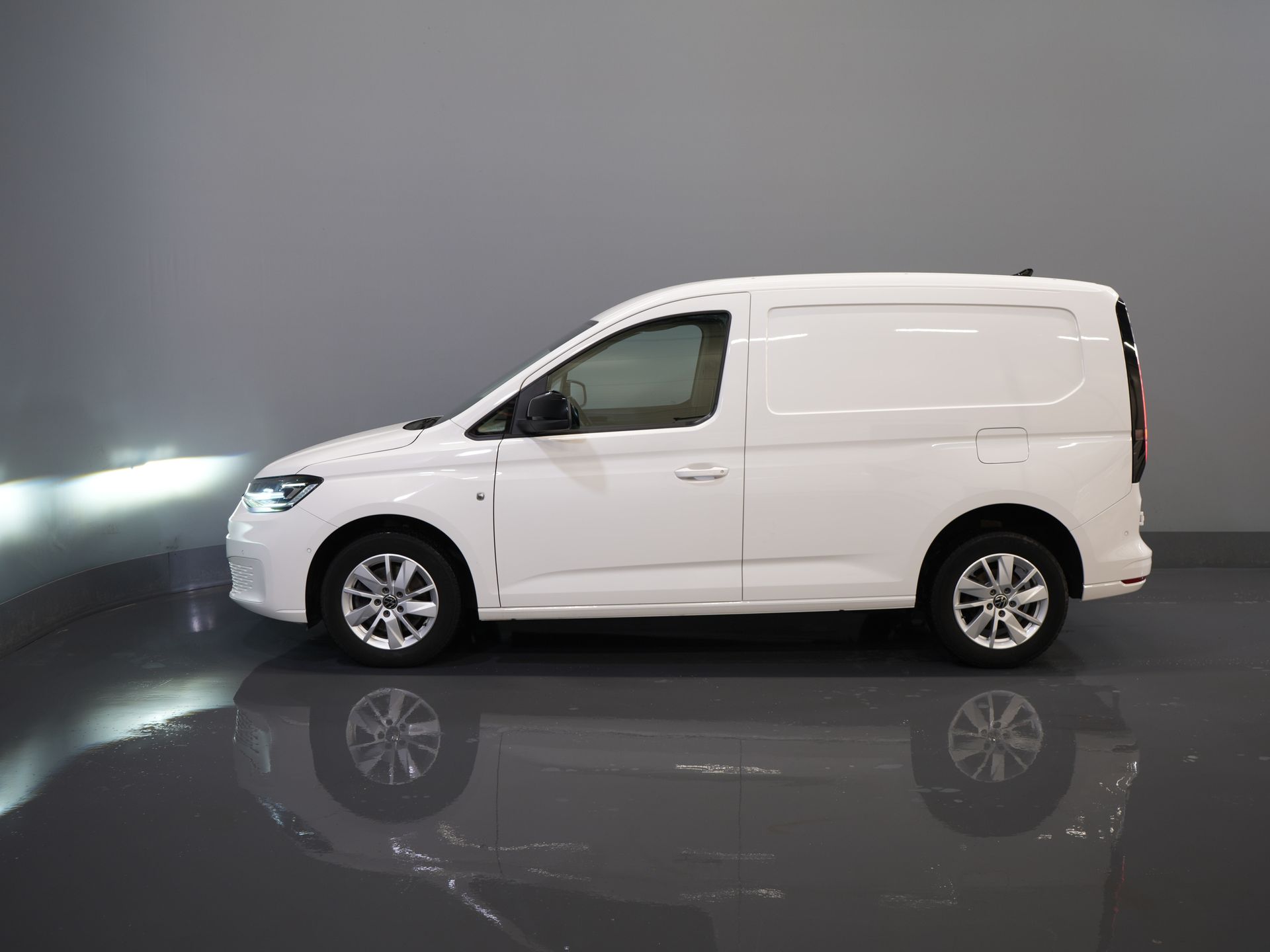 Volkswagen Caddy Cargo Bestelauto 2.0 TDI Aut. 125 PK 1st Edition/ Adapt. Cruise/ LED/ Standkachel/ Carplay/ LMV/ Trekhaak/ Camera/ PDC V+A/ 9