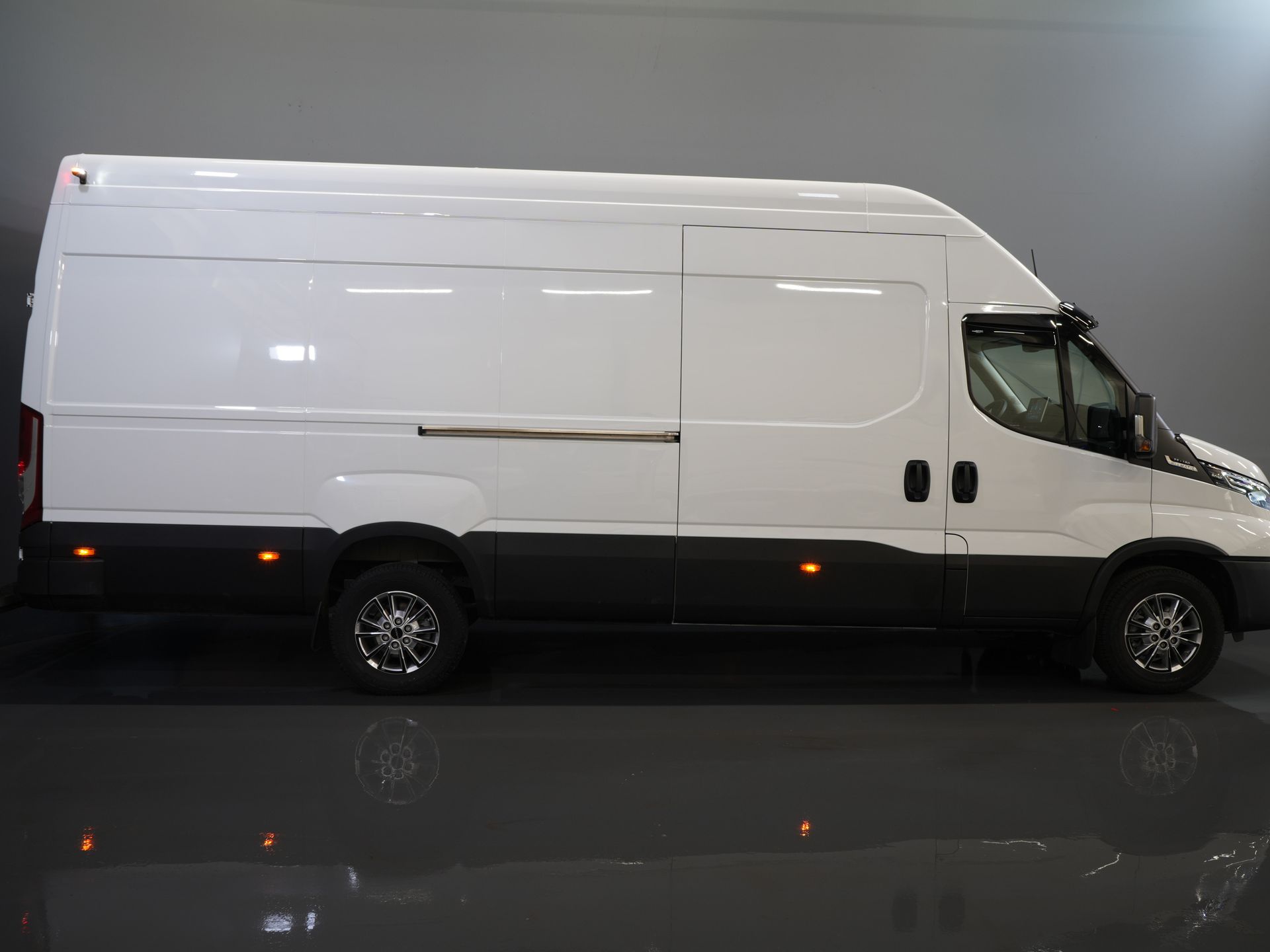 Iveco Daily Bestelbus 35S18HV 3.0 180 pk Aut. L4H3 Face Lift/ Luchtvering/ LED/ Flitsers/ Adapt.Cruise/ Gev.stoel/ 270gr deuren/ Trekhaak/ Navi/ Clima 10