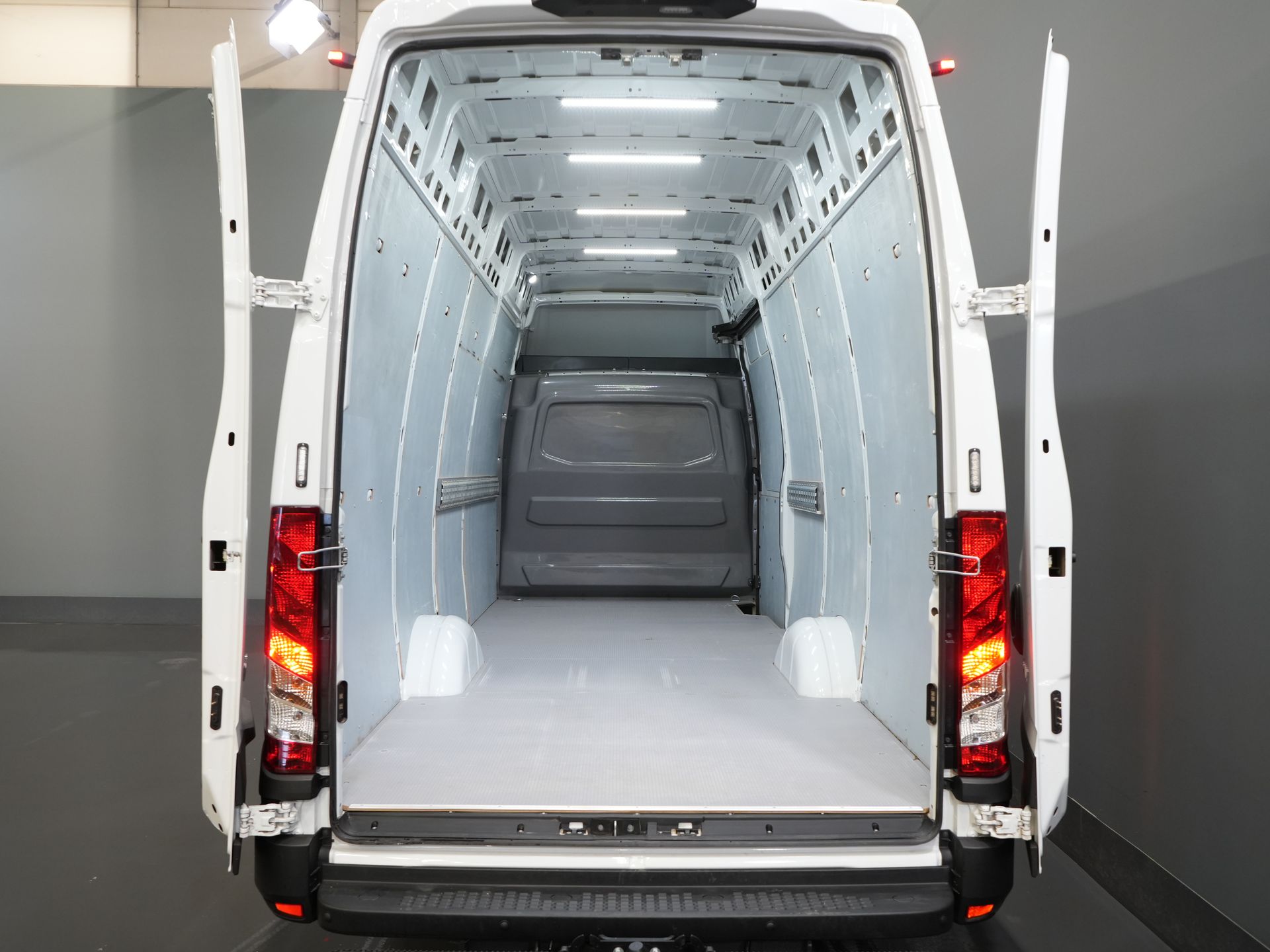 Iveco Daily Bestelbus 35S18HV 3.0 180 pk Aut. L4H3 Face Lift/ Luchtvering/ LED/ Flitsers/ Adapt.Cruise/ Gev.stoel/ 270gr deuren/ Trekhaak/ Navi/ Clima 14