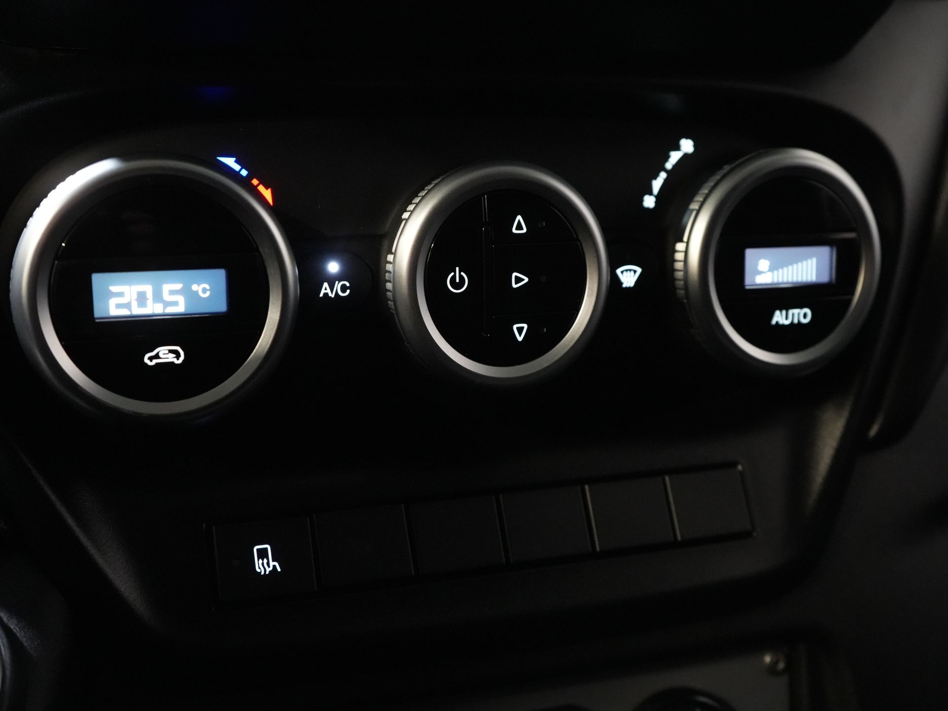 Iveco Daily Bestelbus 35S18HV 3.0 180 pk Aut. L4H3 Face Lift/ Luchtvering/ LED/ Flitsers/ Adapt.Cruise/ Gev.stoel/ 270gr deuren/ Trekhaak/ Navi/ Clima 24