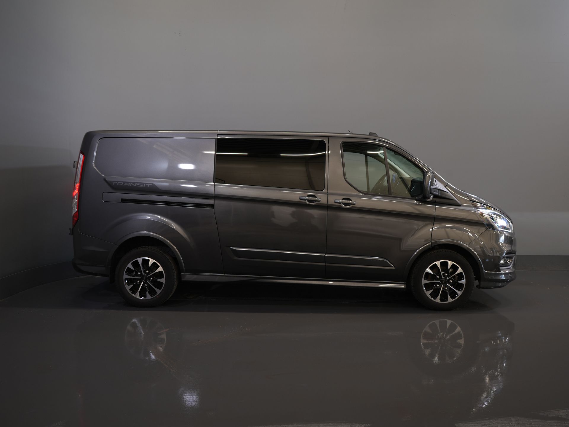 Ford Transit Custom Bestelbus 2.0 TDCI 185 pk L2 Sport DC Dubbel cabine/ NL Auto/ Bi-Xenon/ 2xSchuifdeur/ 2.8t Trekverm./ Carplay/ Stoelverw./ Airco/ Navi/ Cr 10