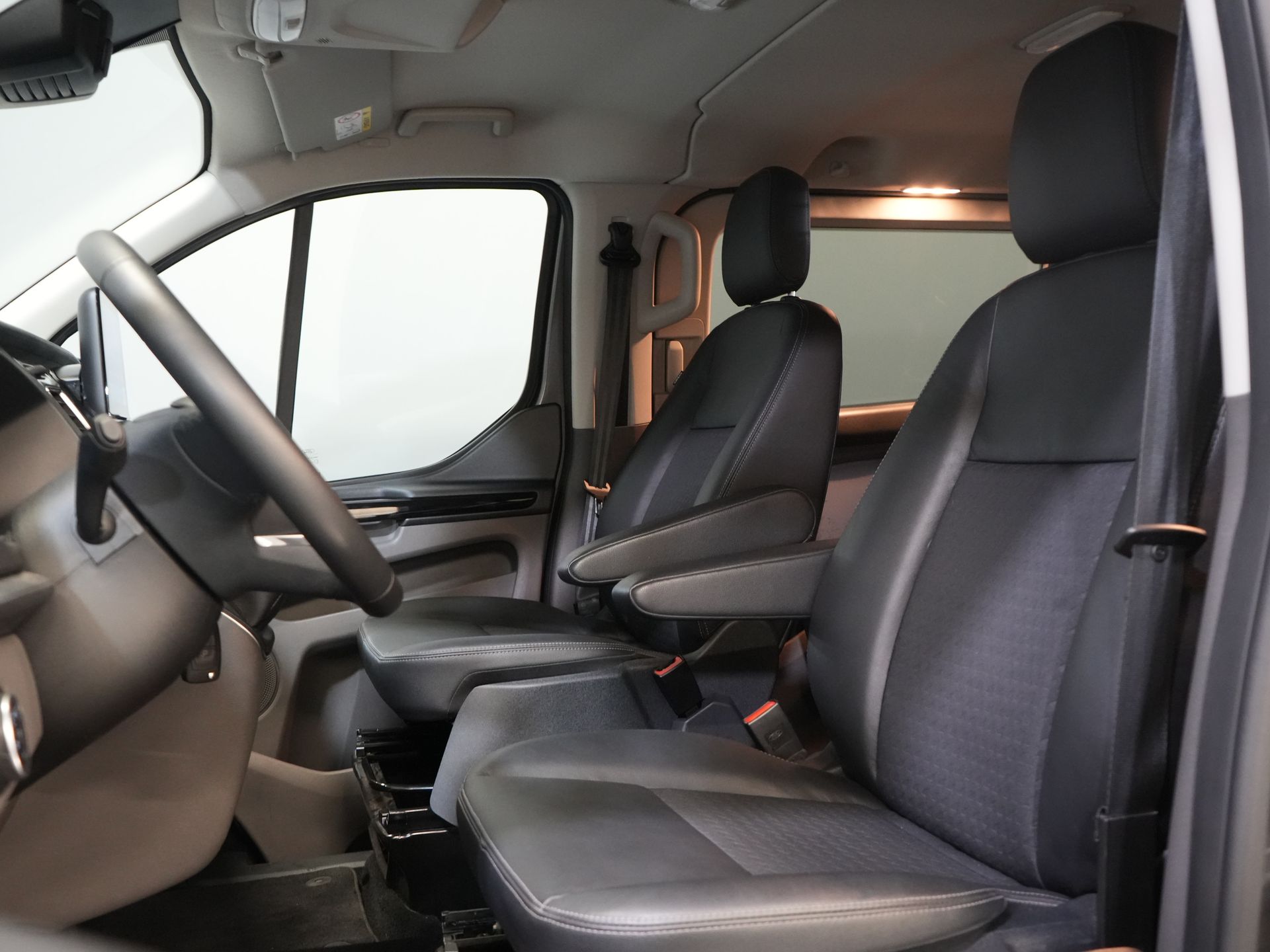 Ford Transit Custom Bestelbus 2.0 TDCI 185 pk L2 Sport DC Dubbel cabine/ NL Auto/ Bi-Xenon/ 2xSchuifdeur/ 2.8t Trekverm./ Carplay/ Stoelverw./ Airco/ Navi/ Cr 11