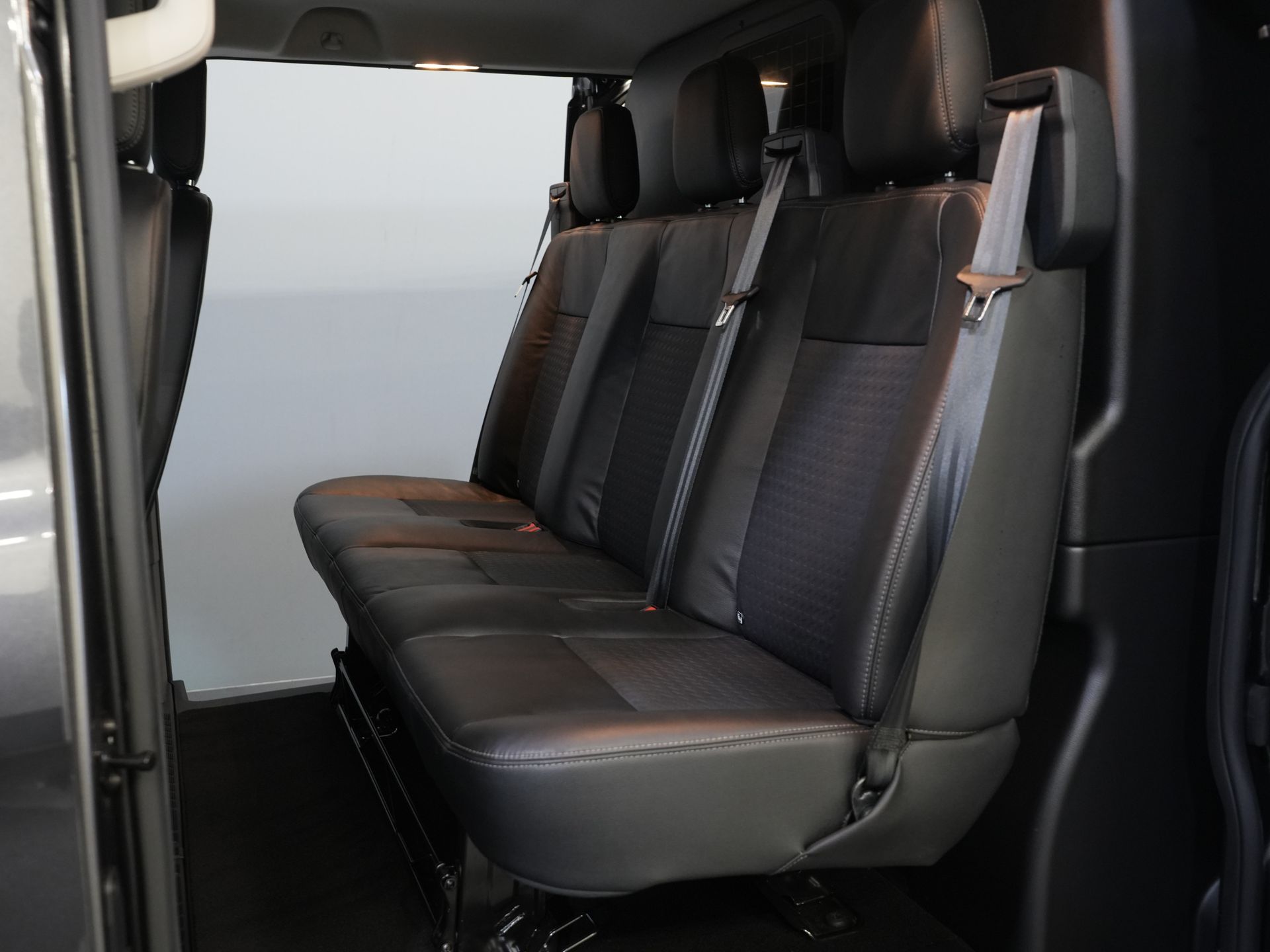 Ford Transit Custom Bestelbus 2.0 TDCI 185 pk L2 Sport DC Dubbel cabine/ NL Auto/ Bi-Xenon/ 2xSchuifdeur/ 2.8t Trekverm./ Carplay/ Stoelverw./ Airco/ Navi/ Cr 26