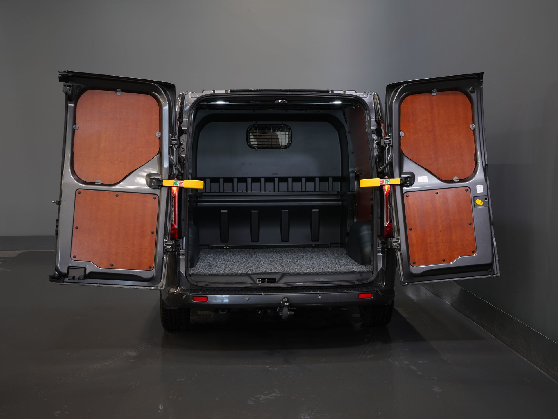 Ford Transit Custom Bestelbus 2.0 TDCI 185 pk L2 Sport DC Dubbel cabine/ NL Auto/ Bi-Xenon/ 2xSchuifdeur/ 2.8t Trekverm./ Carplay/ Stoelverw./ Airco/ Navi/ Cr 4