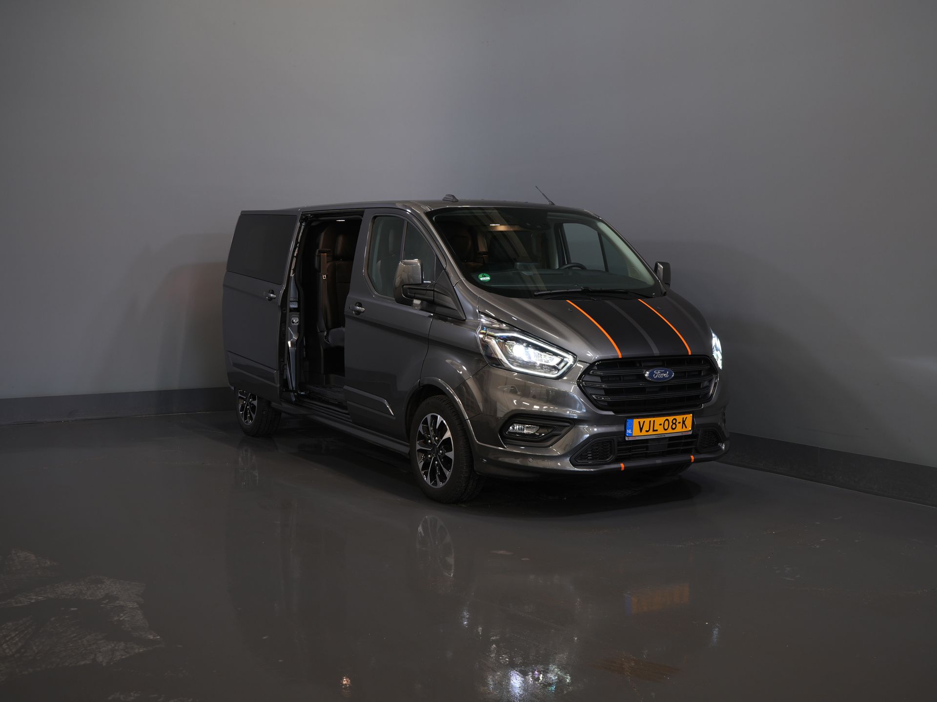 Ford Transit Custom Bestelbus 2.0 TDCI 185 pk L2 Sport DC Dubbel cabine/ NL Auto/ Bi-Xenon/ 2xSchuifdeur/ 2.8t Trekverm./ Carplay/ Stoelverw./ Airco/ Navi/ Cr 8