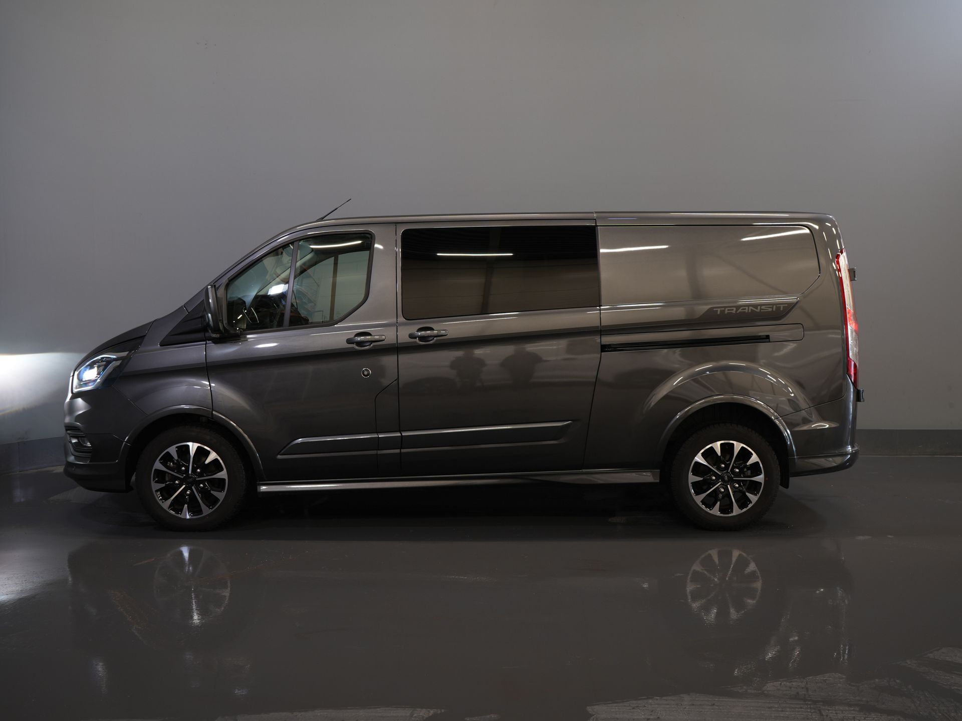 Ford Transit Custom Bestelbus 2.0 TDCI 185 pk L2 Sport DC Dubbel cabine/ NL Auto/ Bi-Xenon/ 2xSchuifdeur/ 2.8t Trekverm./ Carplay/ Stoelverw./ Airco/ Navi/ Cr 9
