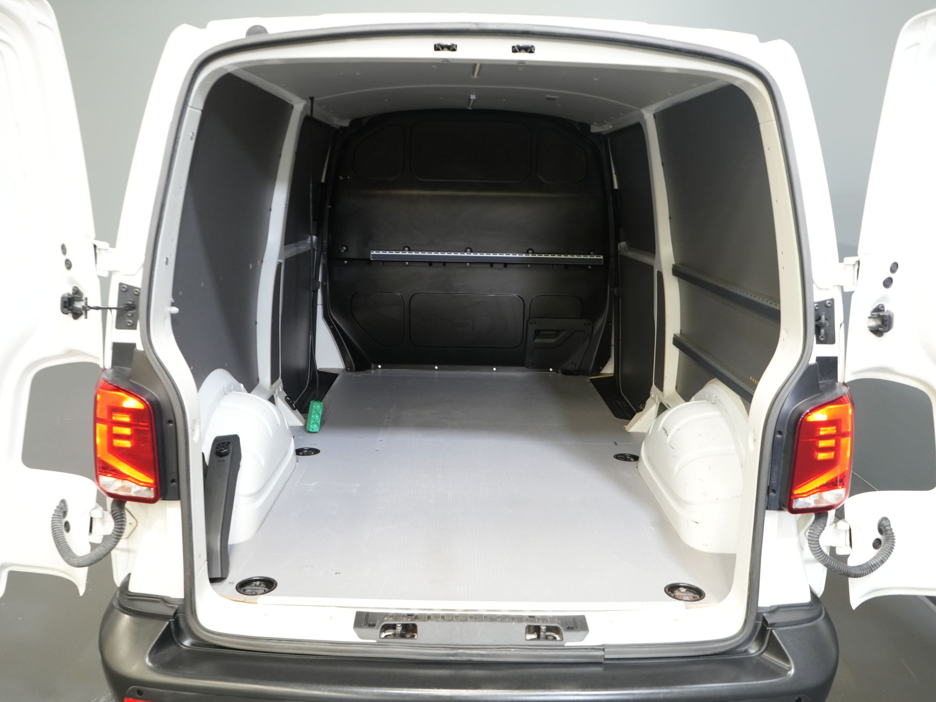 Volkswagen Transporter Bestelbus 2.0 TDI 150 pk DSG Aut. L2 Carplay/ 2x Schuifdeur/ Stoelverw./ Airco/ Cruise/ PDC V+A/ Trekhaak 14