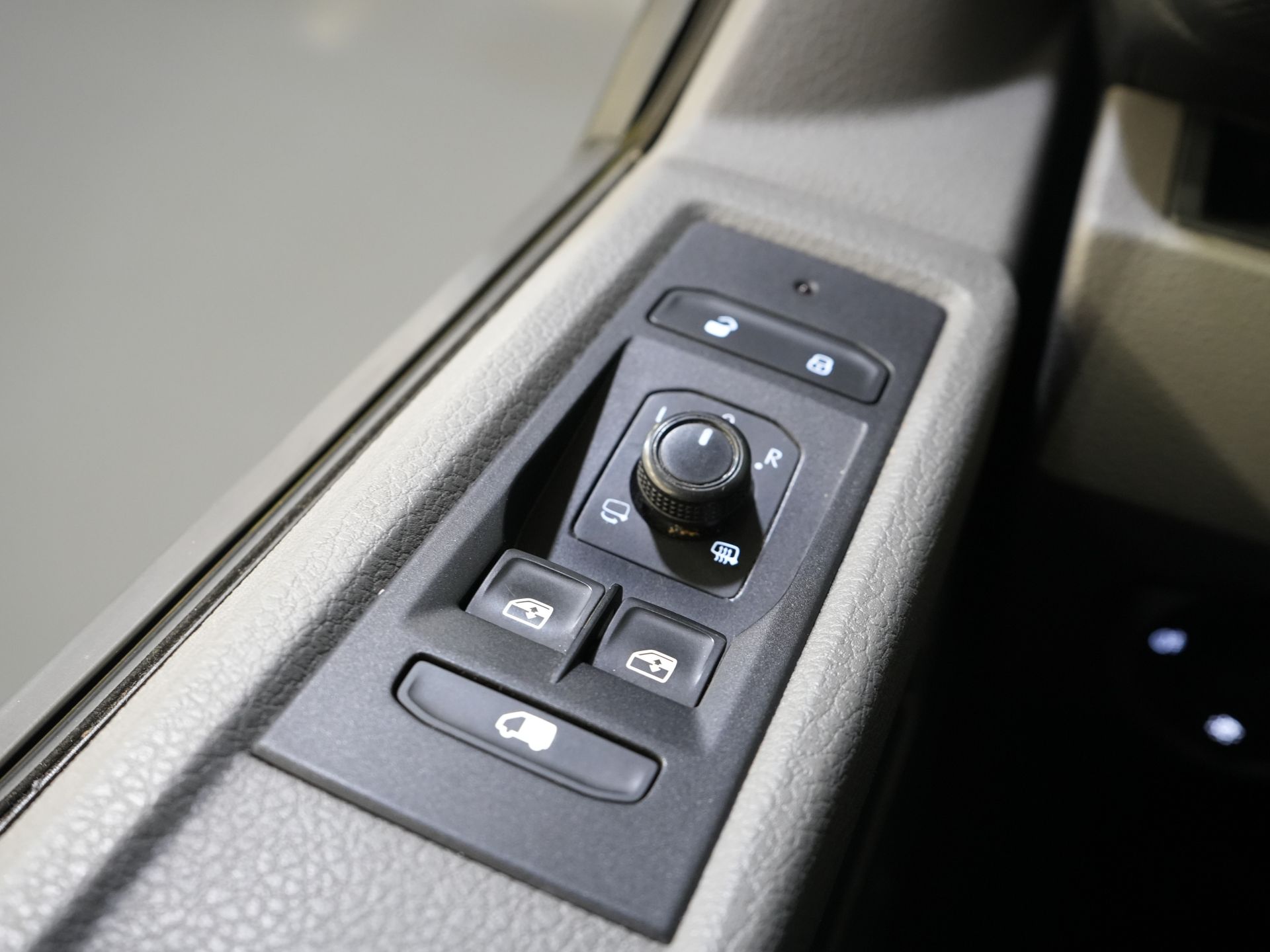 Volkswagen Transporter Bestelbus 2.0 TDI 150 pk DSG Aut. L2 Carplay/ 2x Schuifdeur/ Stoelverw./ Airco/ Cruise/ PDC V+A/ Trekhaak 17