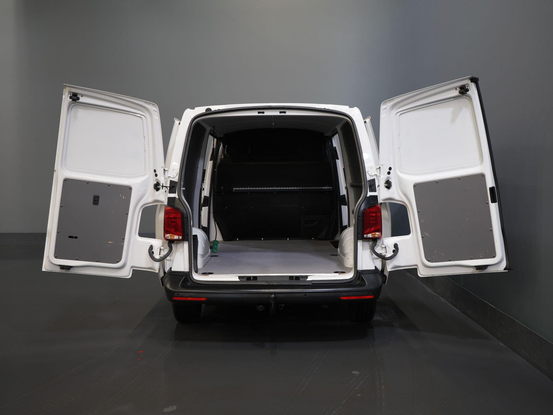 Volkswagen Transporter Bestelbus 2.0 TDI 150 pk DSG Aut. L2 Carplay/ 2x Schuifdeur/ Stoelverw./ Airco/ Cruise/ PDC V+A/ Trekhaak 4