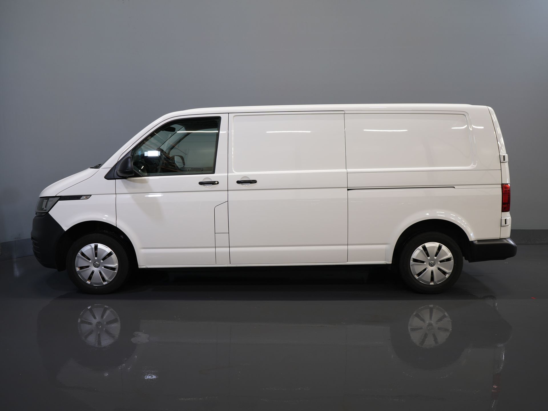 Volkswagen Transporter Bestelbus 2.0 TDI 150 pk DSG Aut. L2 Carplay/ 2x Schuifdeur/ Stoelverw./ Airco/ Cruise/ PDC V+A/ Trekhaak 9