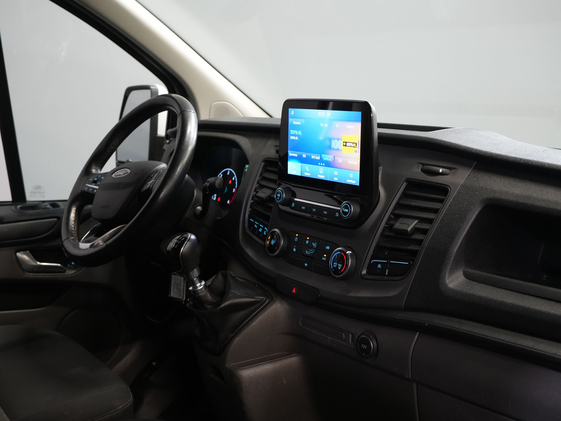 Ford Transit Custom Bestelbus 2.0 TDCI 130 pk L2 DC Dubbel Cabine NL Auto/ 2.8t Trekverm./ Carplay/ Airco/ Navi/ Camera/ Cruise/ PDC/ Trekhaak 2