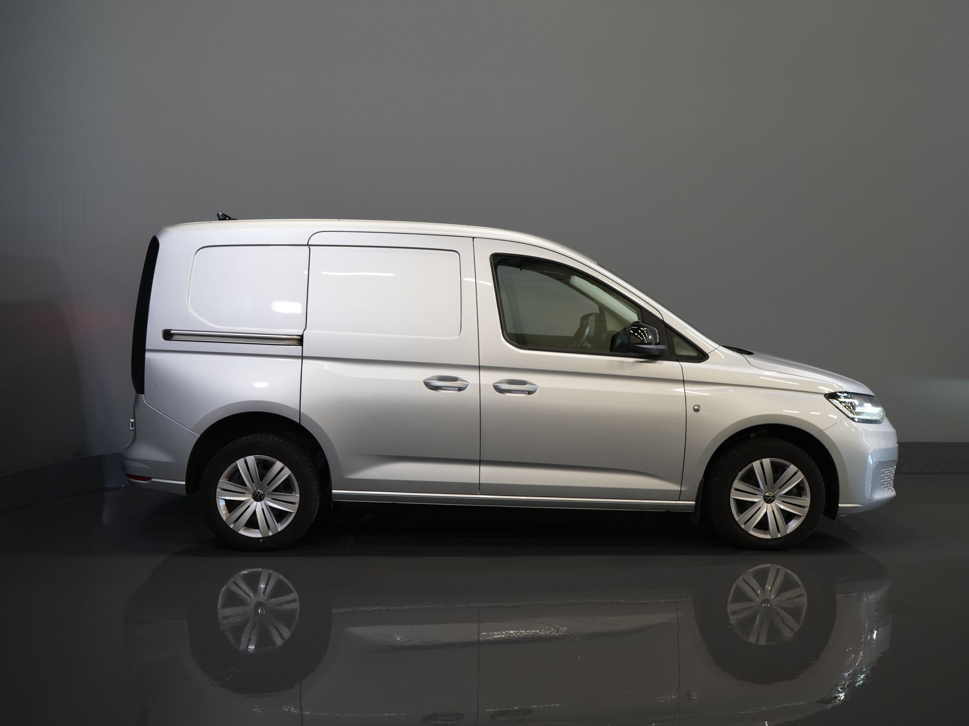 Volkswagen Caddy Cargo Bestelbus 2.0 TDI 125 pk DSG Aut. LED/ Standkachel/ Carplay/ Stoelverw./ Airco/ Camera/ Cruise/ PDC 10