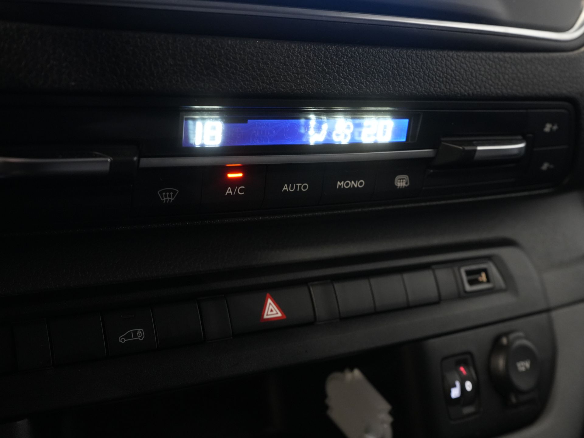 Toyota ProAce Worker Bestelbus 2.0 Aut. L3 Adapt.Cruise/ Headup/ Standkachel/ Stoelverw/ Keyless/ Carplay/ Navi/ Camera/ PDC/ LMV/ Climate/ Trekhaak 21