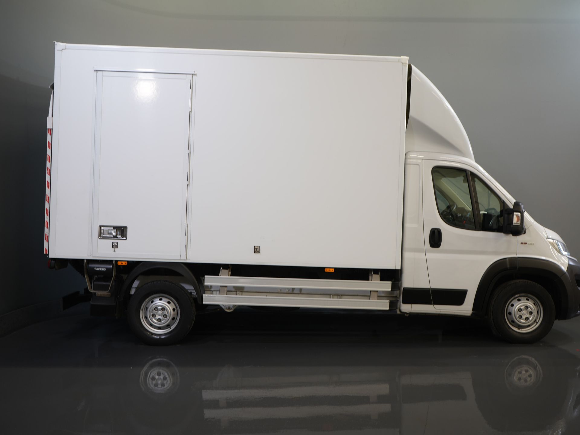 Fiat Ducato Bakwagen 2.3 MJ 150 pk Bakwagen 377x220x222 Laadklep/ Zijdeur/ Spoiler/ Tacho/ Gev.Stoel/ Camera/ Climate/ Cruise/ Navi 10