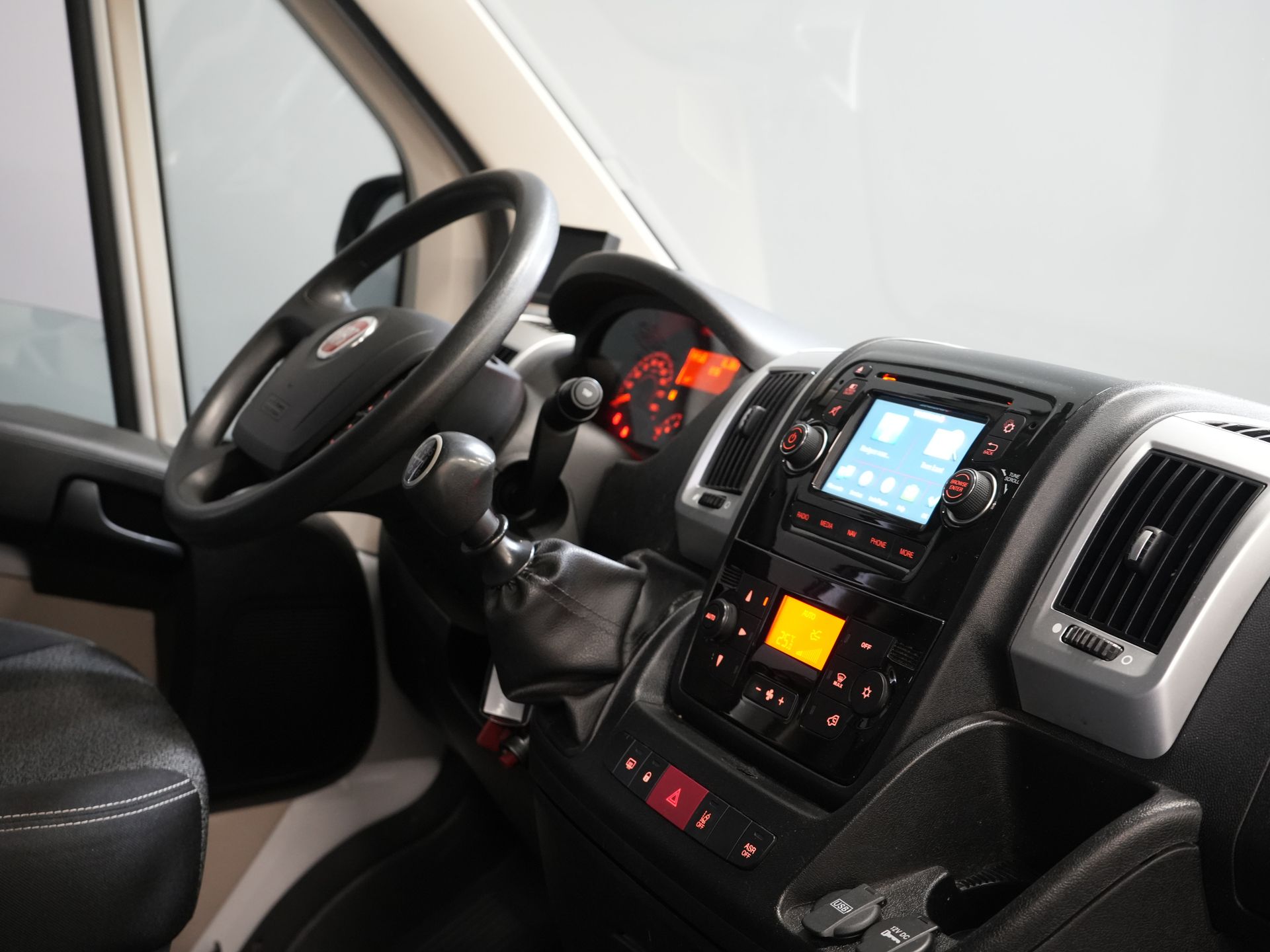 Fiat Ducato Bakwagen 2.3 MJ 150 pk Bakwagen 377x220x222 Laadklep/ Zijdeur/ Spoiler/ Tacho/ Gev.Stoel/ Camera/ Climate/ Cruise/ Navi 2