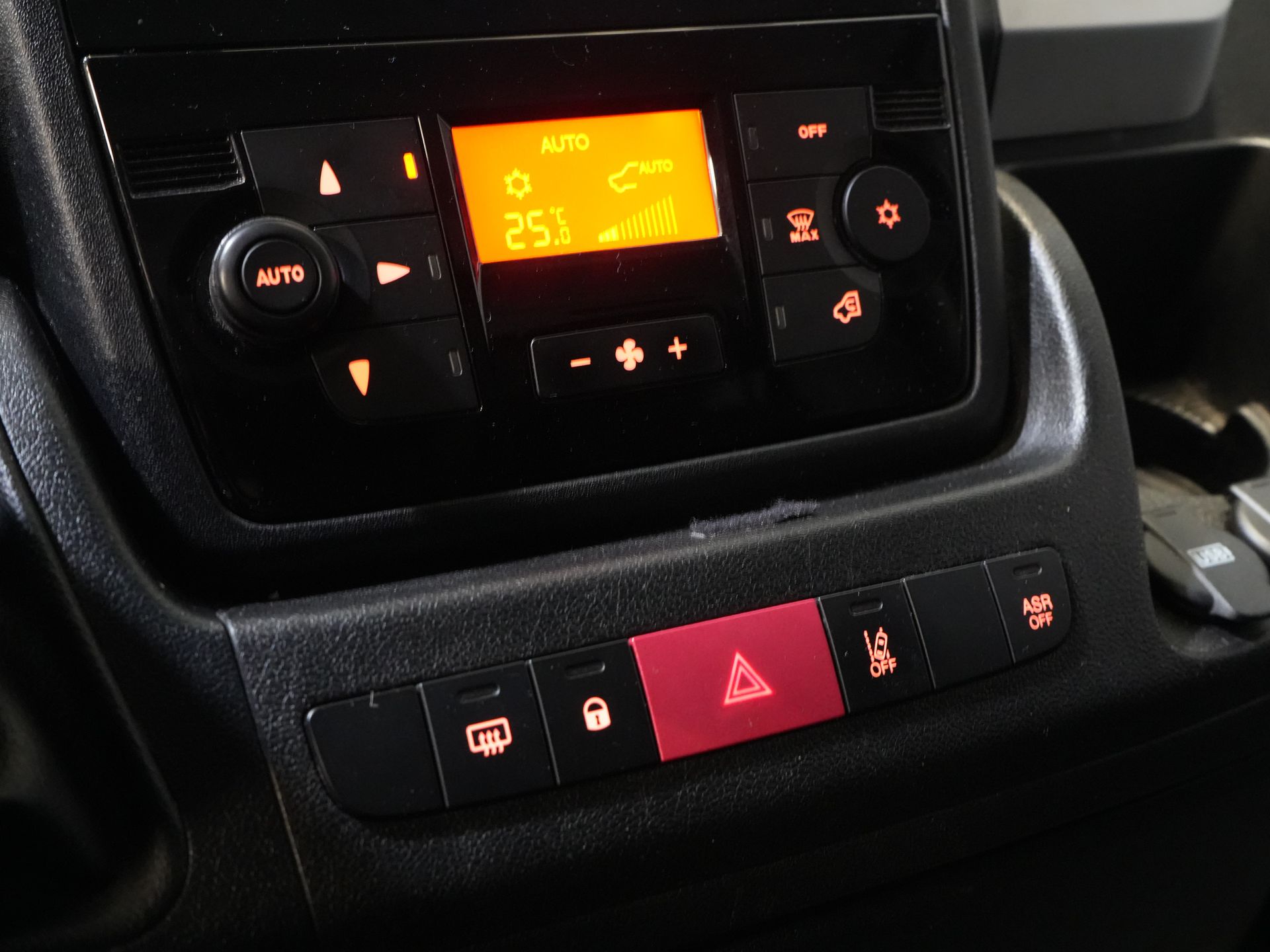 Fiat Ducato Bakwagen 2.3 MJ 150 pk Bakwagen 377x220x222 Laadklep/ Zijdeur/ Spoiler/ Tacho/ Gev.Stoel/ Camera/ Climate/ Cruise/ Navi 21