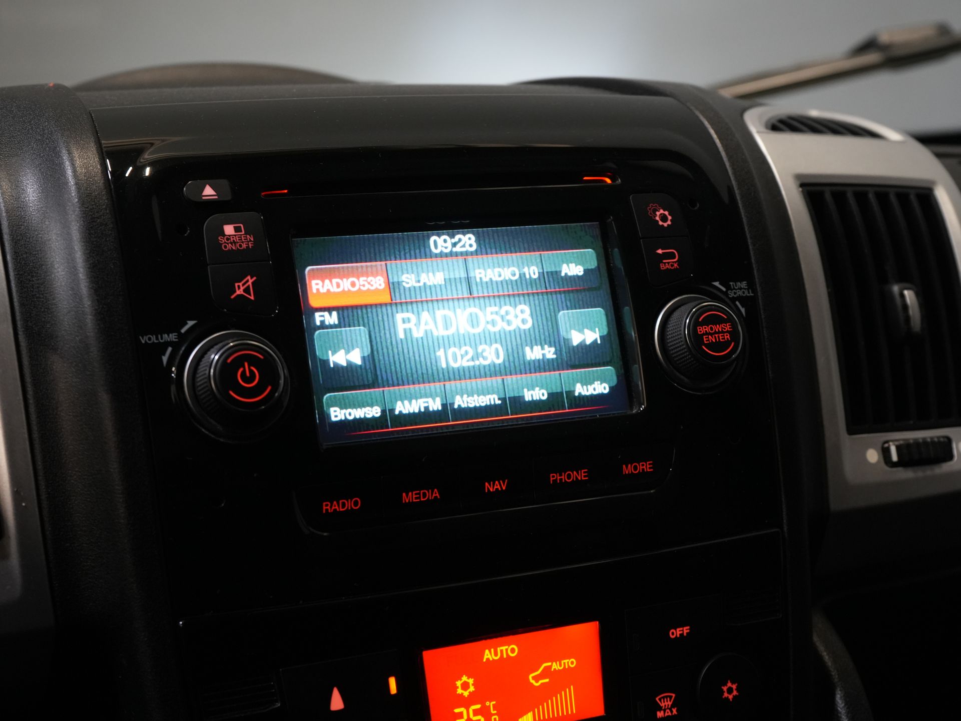 Fiat Ducato Bakwagen 2.3 MJ 150 pk Bakwagen 377x220x222 Laadklep/ Zijdeur/ Spoiler/ Tacho/ Gev.Stoel/ Camera/ Climate/ Cruise/ Navi 22