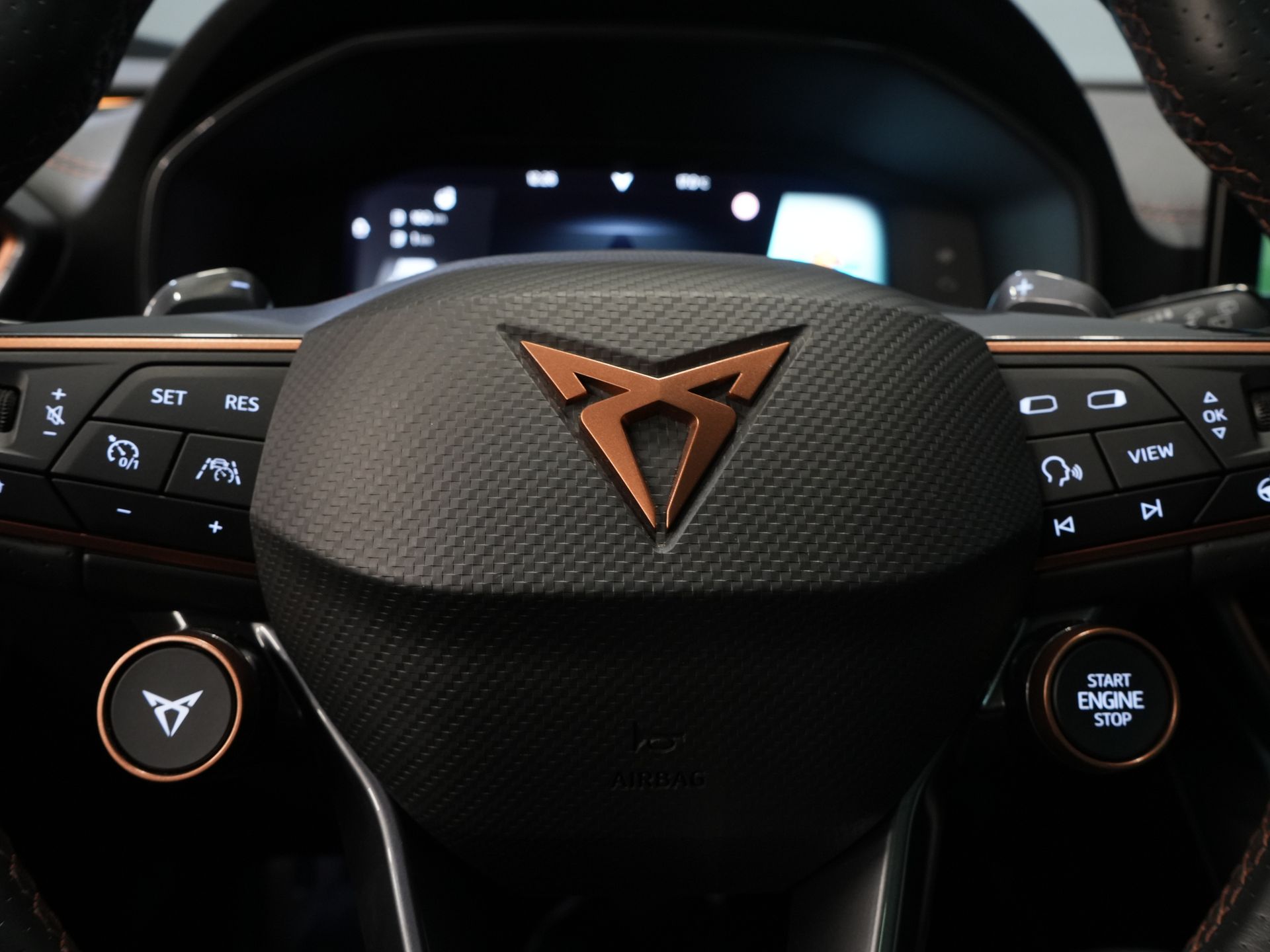 CUPRA Formentor SUV 1.4 e-Hybrid 245 pk VZ Copper Edition Pano/ Elek.Klep/ Elek.Trekhaak/ Leder/ Alarm III/ Mem.Stoel/ Adapt.Cruise/ Matrix/ Stoelve 23