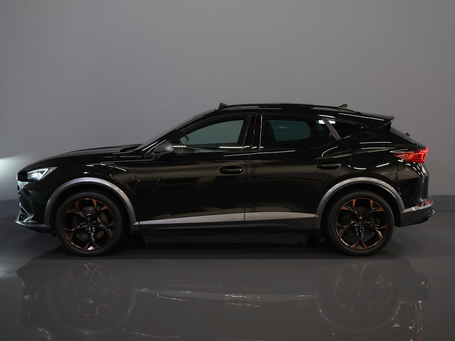 CUPRA Formentor SUV 1.4 e-Hybrid 245 pk VZ Copper Edition Pano/ Elek.Klep/ Elek.Trekhaak/ Leder/ Alarm III/ Mem.Stoel/ Adapt.Cruise/ Matrix/ Stoelve 9