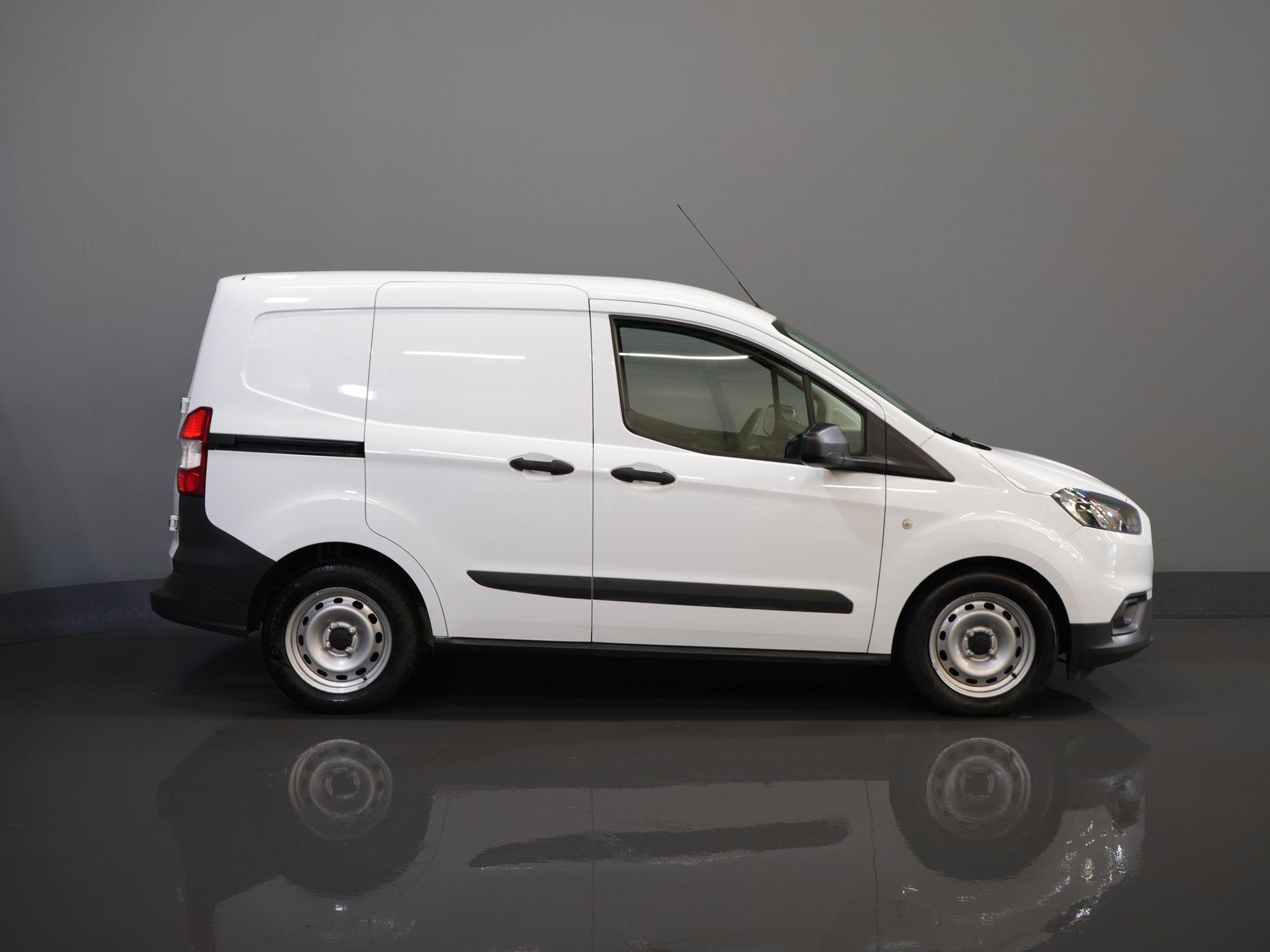 Ford Transit Courier Bestelbus 1.0 BENZINE 100 pk Dealer Onderhouden/ Airco/ DAB/ Bluetooth 10