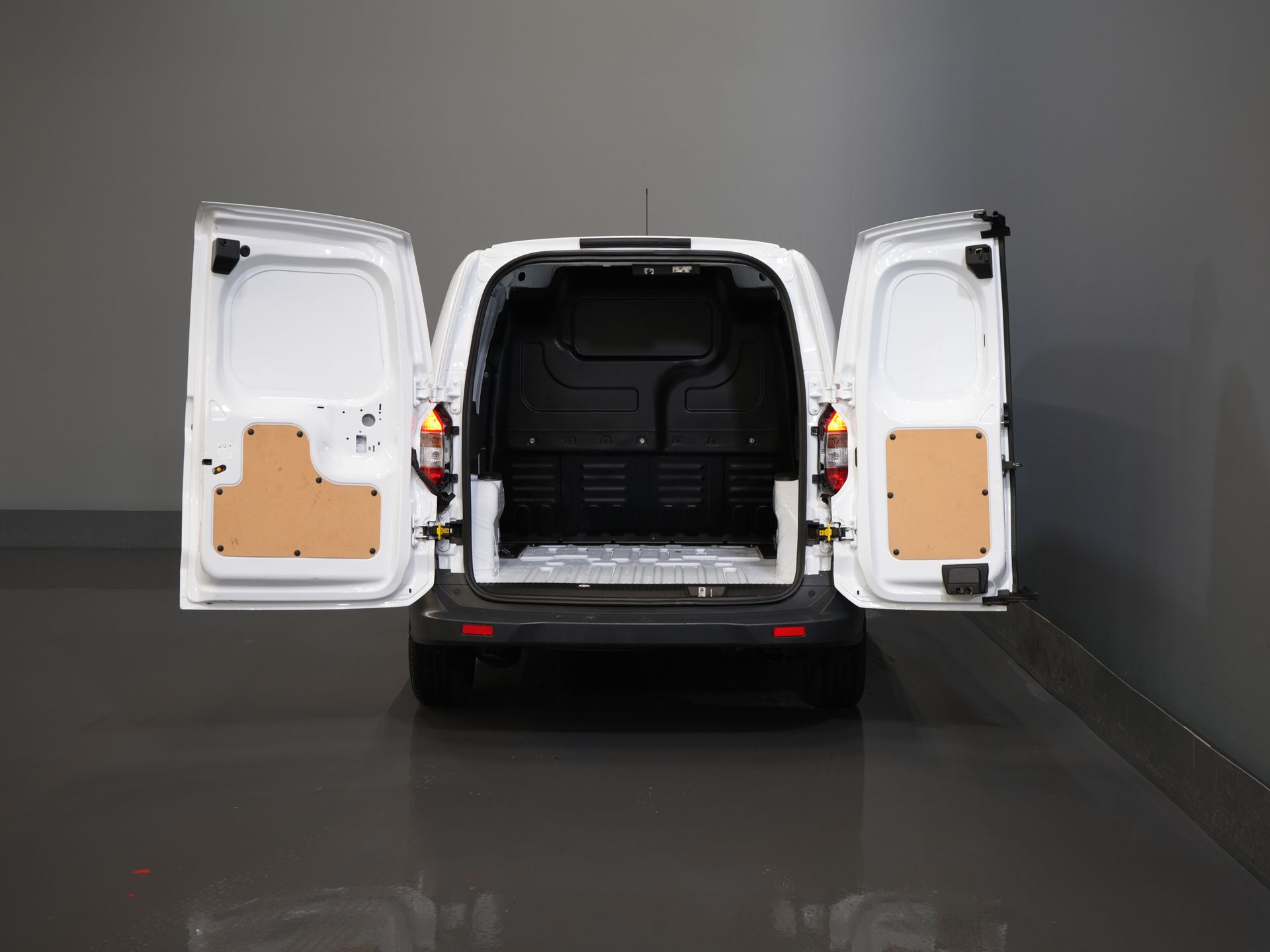 Ford Transit Courier Bestelbus 1.0 BENZINE 100 pk Dealer Onderhouden/ Airco/ DAB/ Bluetooth 4