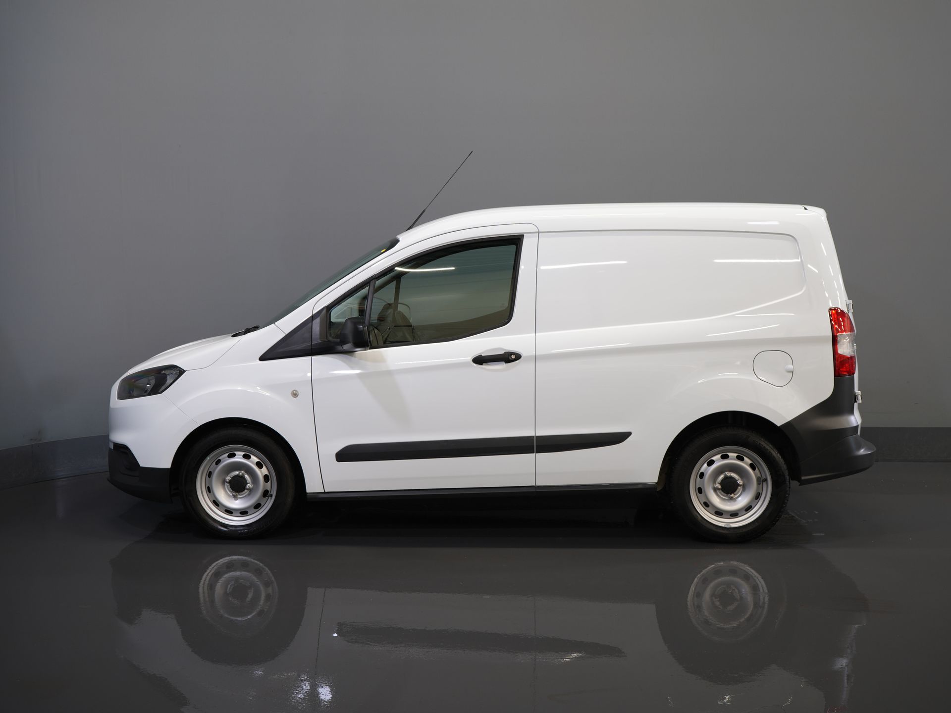 Ford Transit Courier Bestelbus 1.0 BENZINE 100 pk Dealer Onderhouden/ Airco/ DAB/ Bluetooth 9