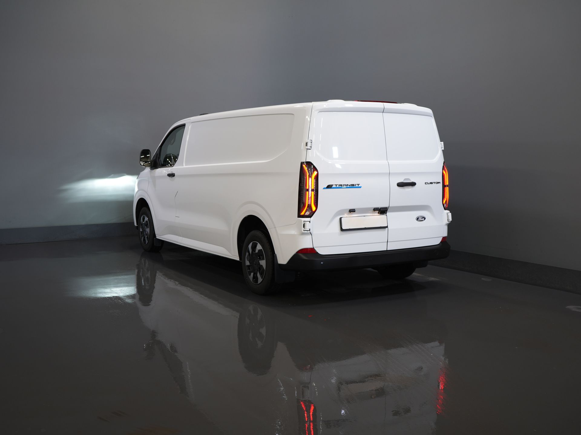 Ford E-Transit Custom Bestelbus Trend L2 65 kWh 330 km WLTP Garantie t/m 2030/ LED/ Snellader/ 2.3t Trekverm./ Stuurverw./ Stoelverw./ Carplay/ Climate/ Camera/ 1