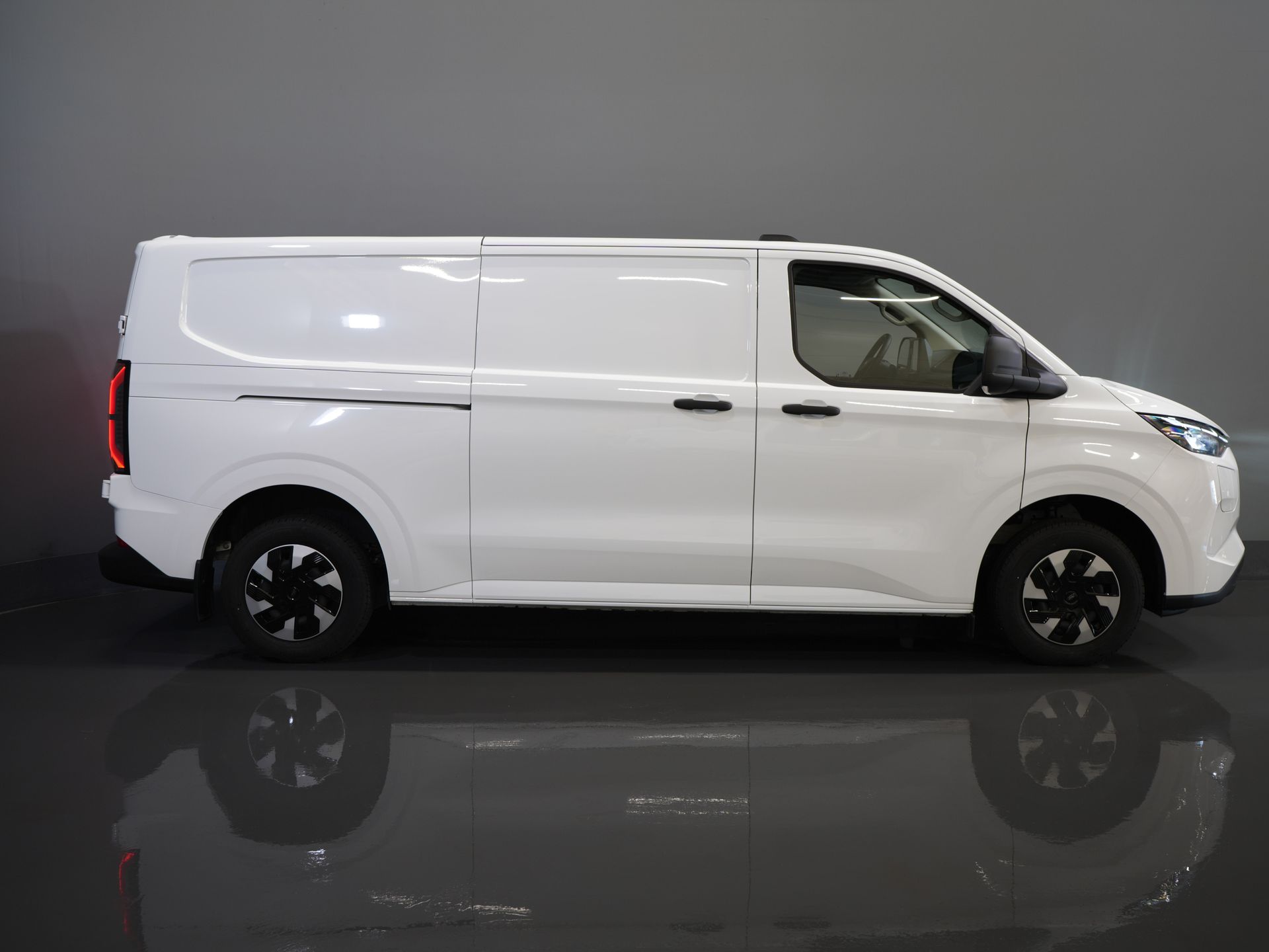 Ford E-Transit Custom Bestelbus Trend L2 65 kWh 330 km WLTP Garantie t/m 2030/ LED/ Snellader/ 2.3t Trekverm./ Stuurverw./ Stoelverw./ Carplay/ Climate/ Camera/ 10