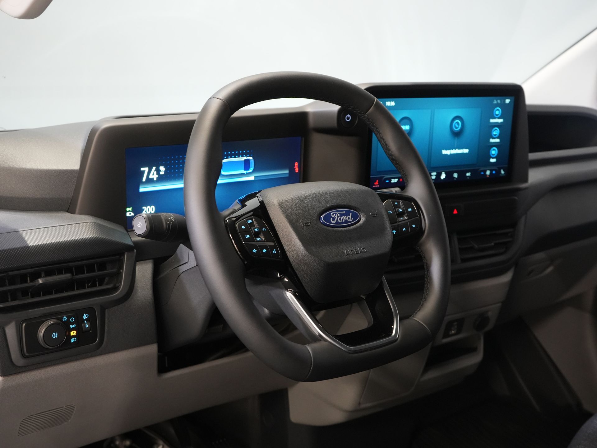 Ford E-Transit Custom Bestelbus Trend L2 65 kWh 330 km WLTP Garantie t/m 2030/ LED/ Snellader/ 2.3t Trekverm./ Stuurverw./ Stoelverw./ Carplay/ Climate/ Camera/ 13