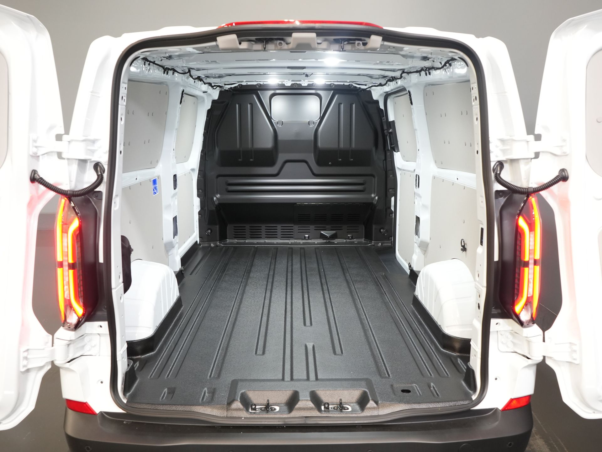 Ford E-Transit Custom Bestelbus Trend L2 65 kWh 330 km WLTP Garantie t/m 2030/ LED/ Snellader/ 2.3t Trekverm./ Stuurverw./ Stoelverw./ Carplay/ Climate/ Camera/ 14