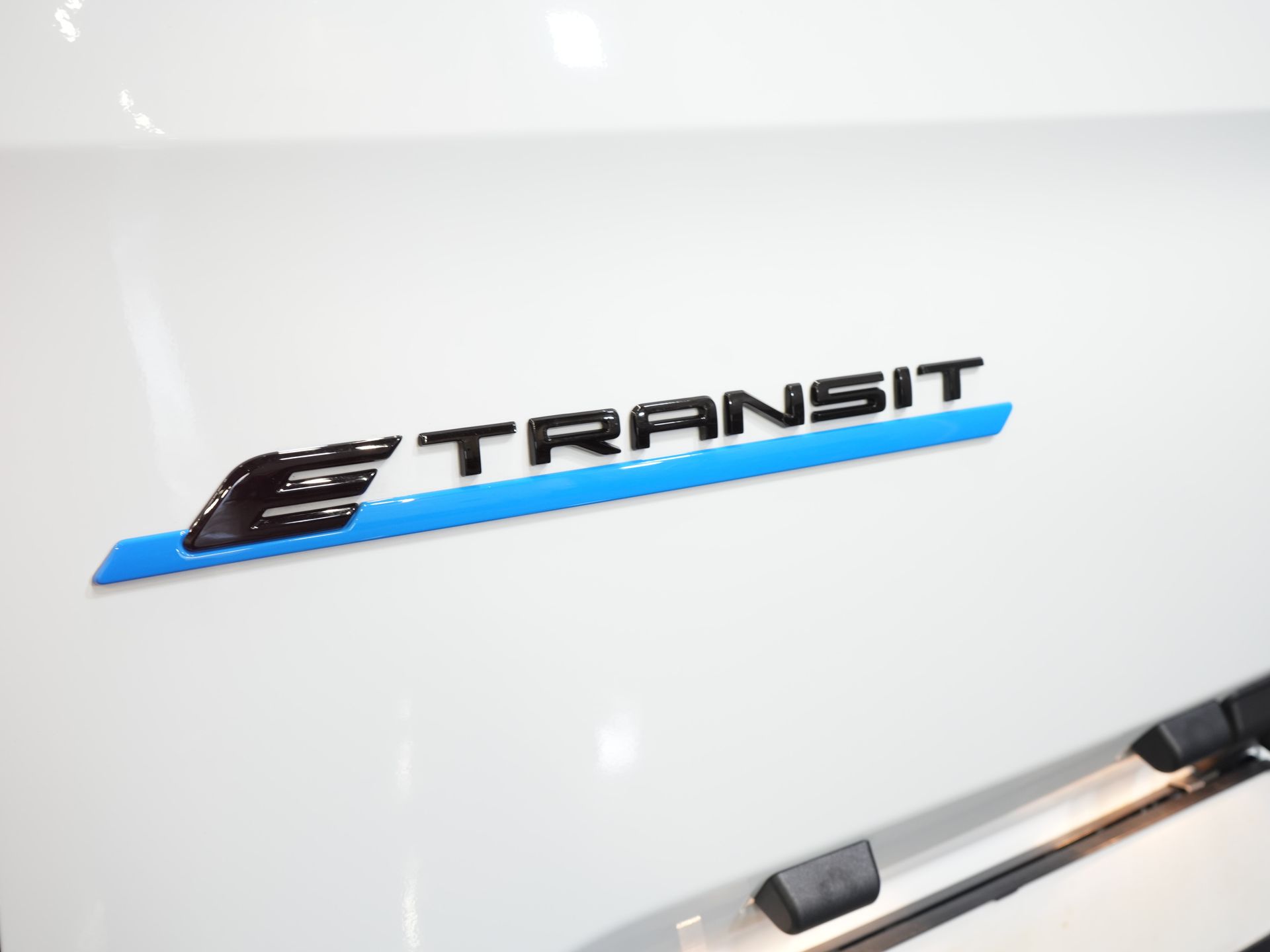 Ford E-Transit Custom Bestelbus Trend L2 65 kWh 330 km WLTP Garantie t/m 2030/ LED/ Snellader/ 2.3t Trekverm./ Stuurverw./ Stoelverw./ Carplay/ Climate/ Camera/ 16