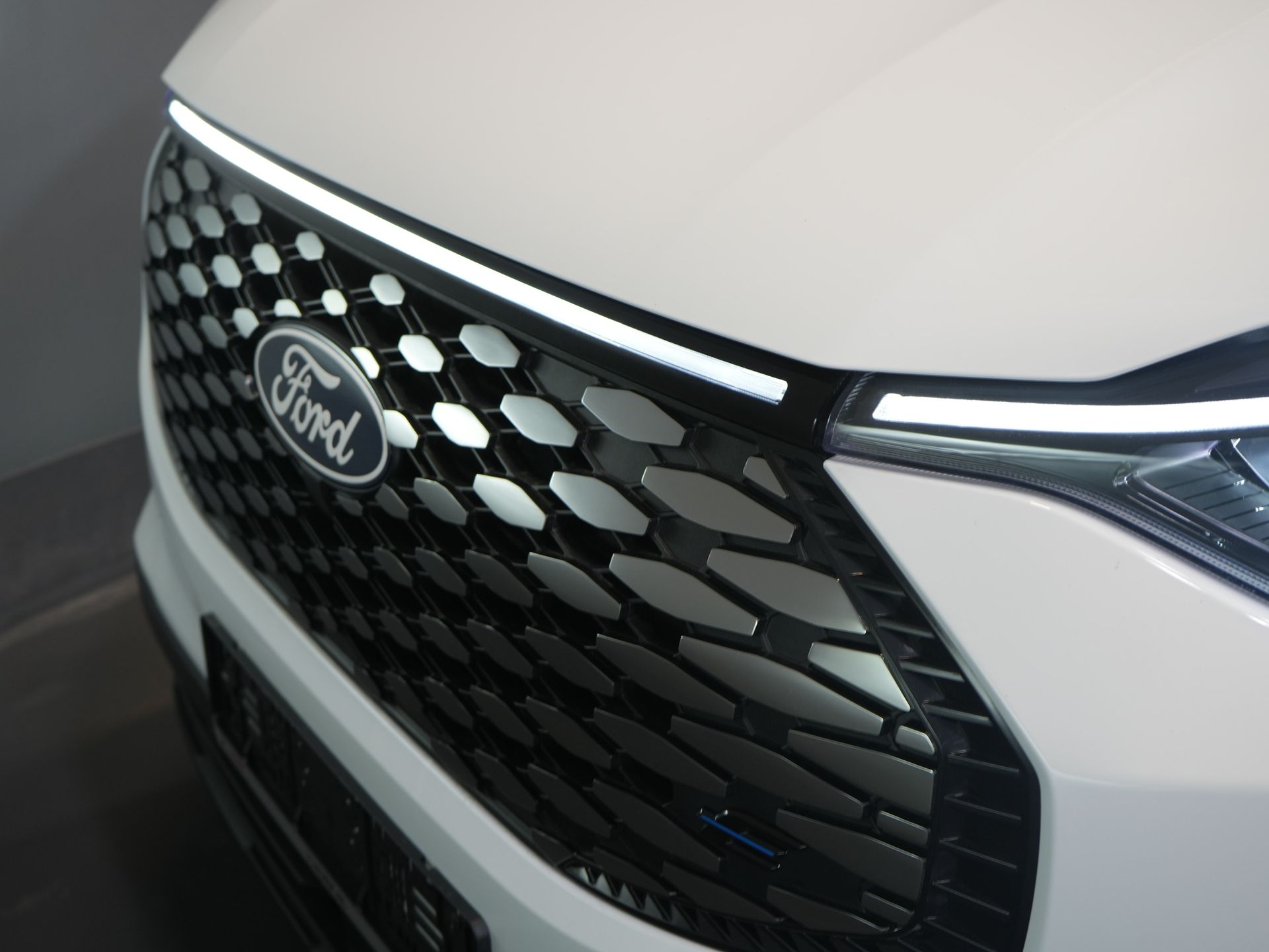 Ford E-Transit Custom Bestelbus Trend L2 65 kWh 330 km WLTP Garantie t/m 2030/ LED/ Snellader/ 2.3t Trekverm./ Stuurverw./ Stoelverw./ Carplay/ Climate/ Camera/ 29